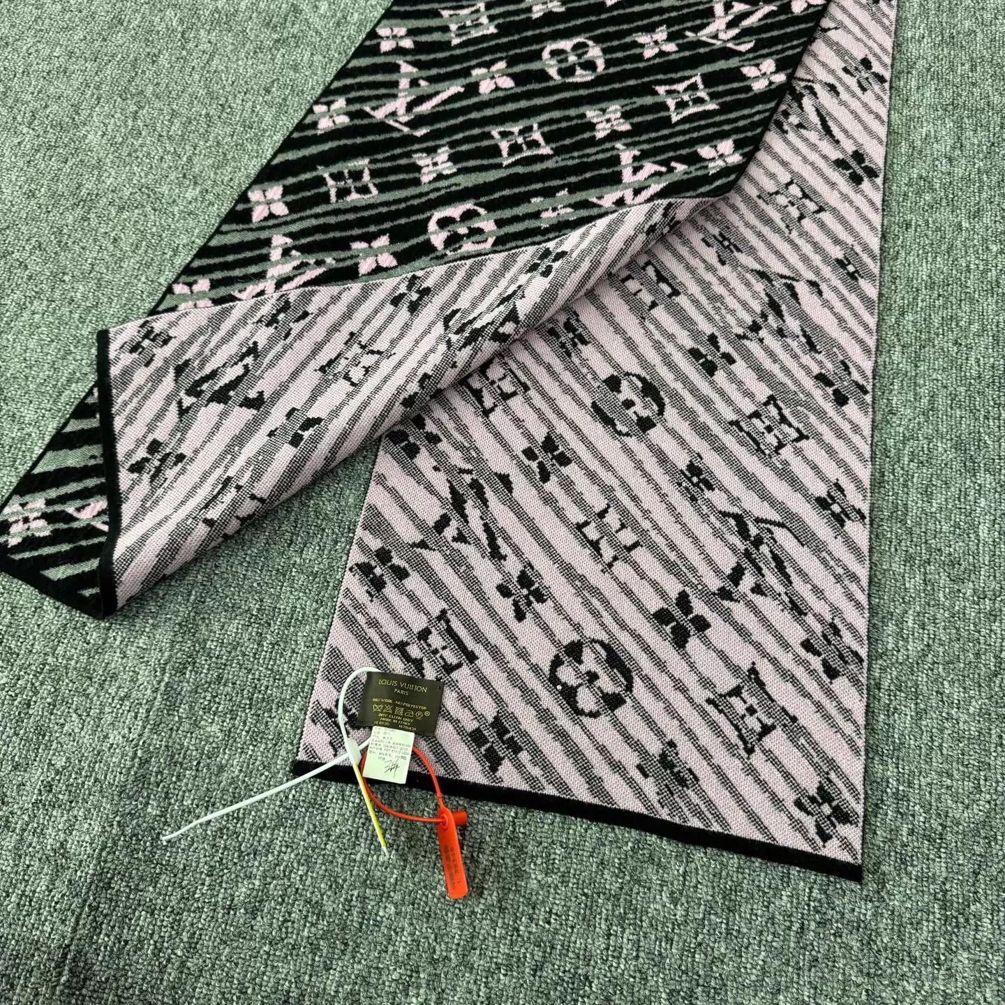 Louis Vuitton LV color blocked double-sided monogram wool scarf 99 new Size ONE SIZE - 3 Thumbnail