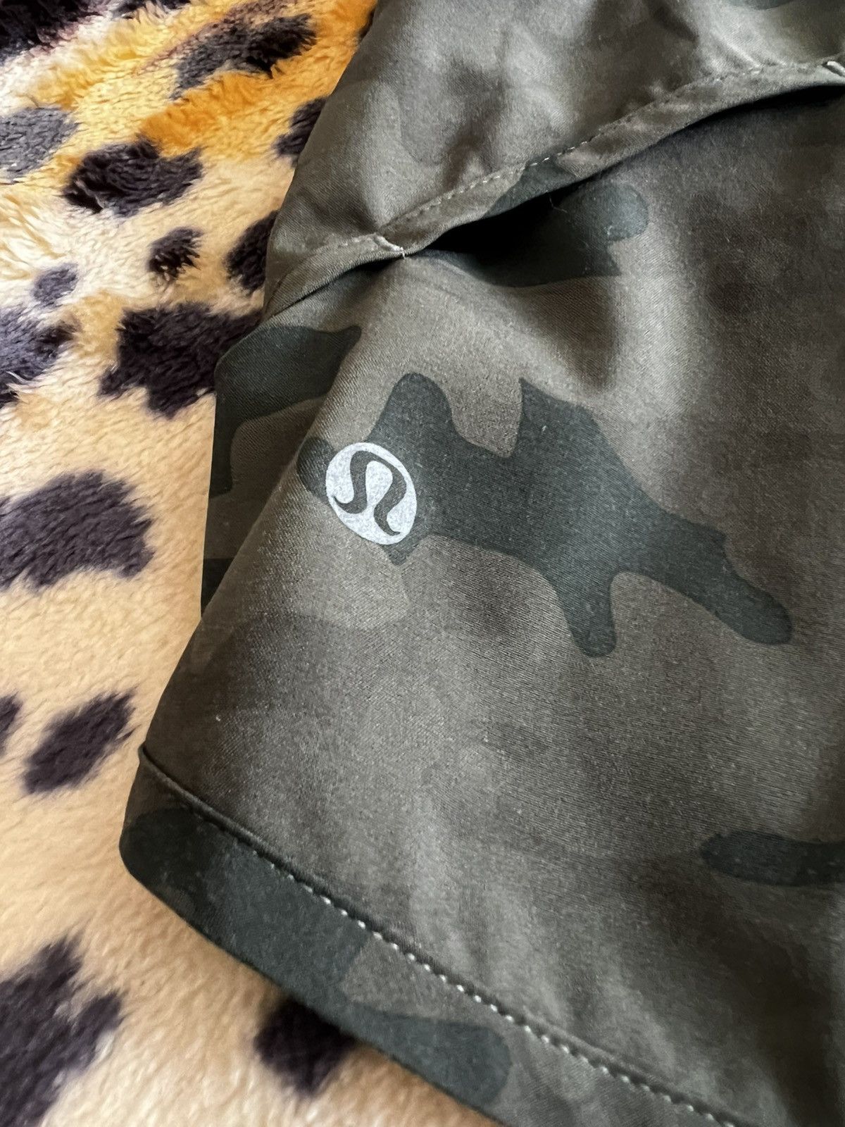 Lululemon Lululemon Activewear Camo Women’s Shorts Size 28" / US 6 / IT 42 - 3 Thumbnail