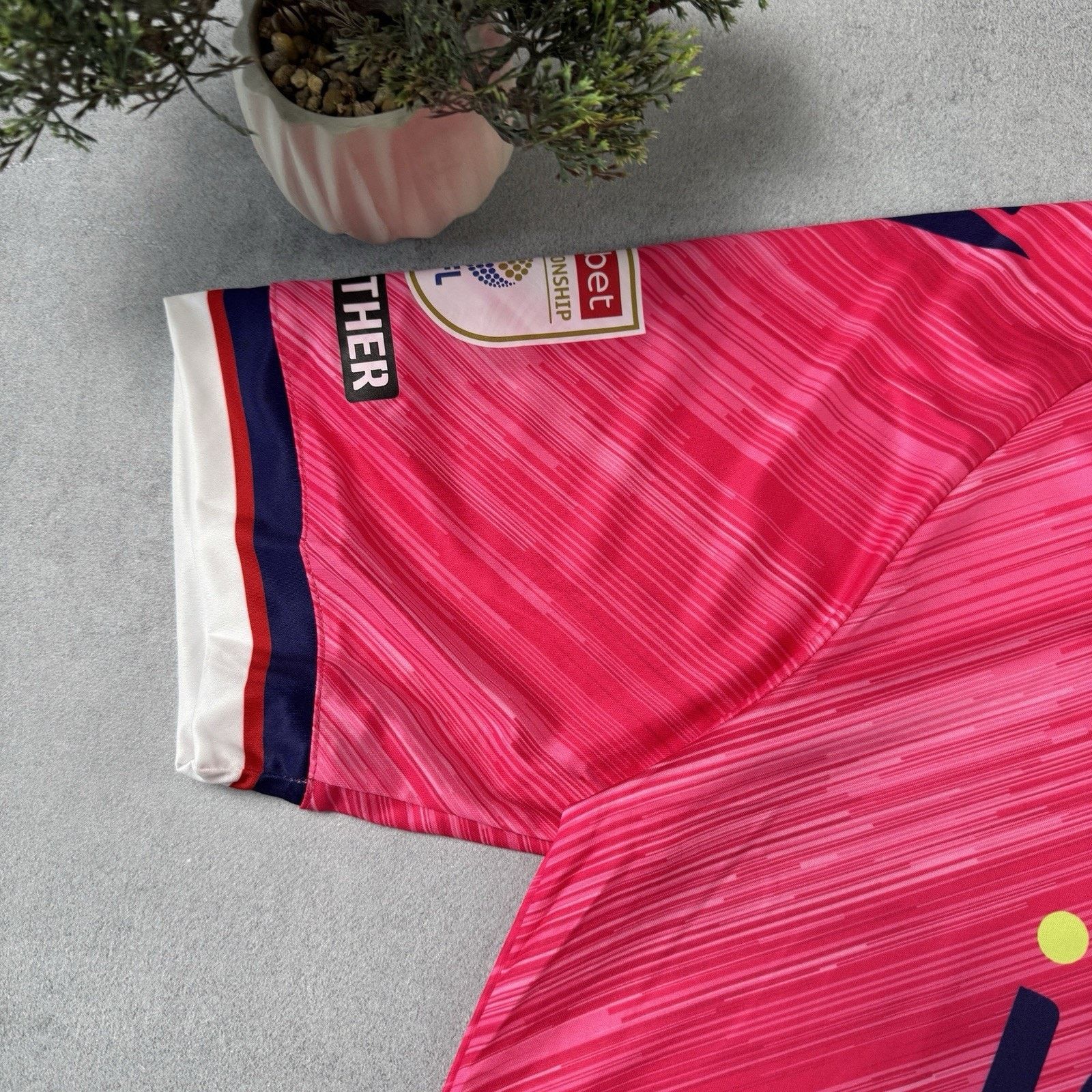 Macron West Bromwich Albion 2025-2026 Pink Soccer Jersey Size XL Size US XL / EU 56 / 4 - 5 Thumbnail