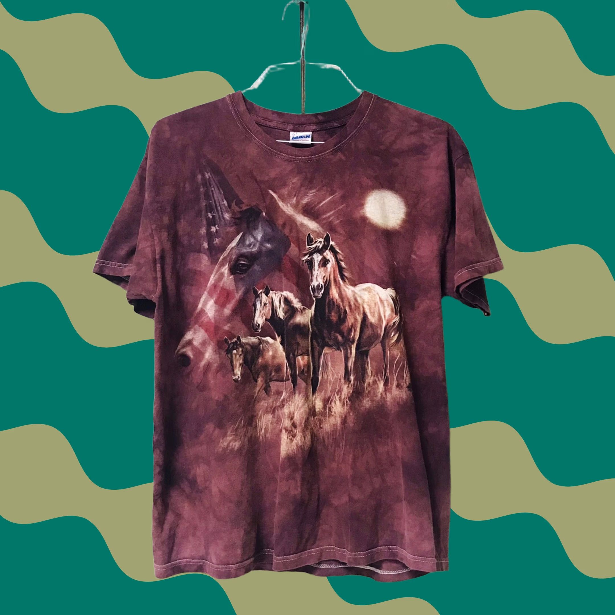 Gildan VINTAGE Gildan T-Shirt Men/Women Red Tie-Dye American Flag Running Horses Western Crew Neck L T-Shirt USA 90s Size L / US 10 / IT 46 - 1 Thumbnail