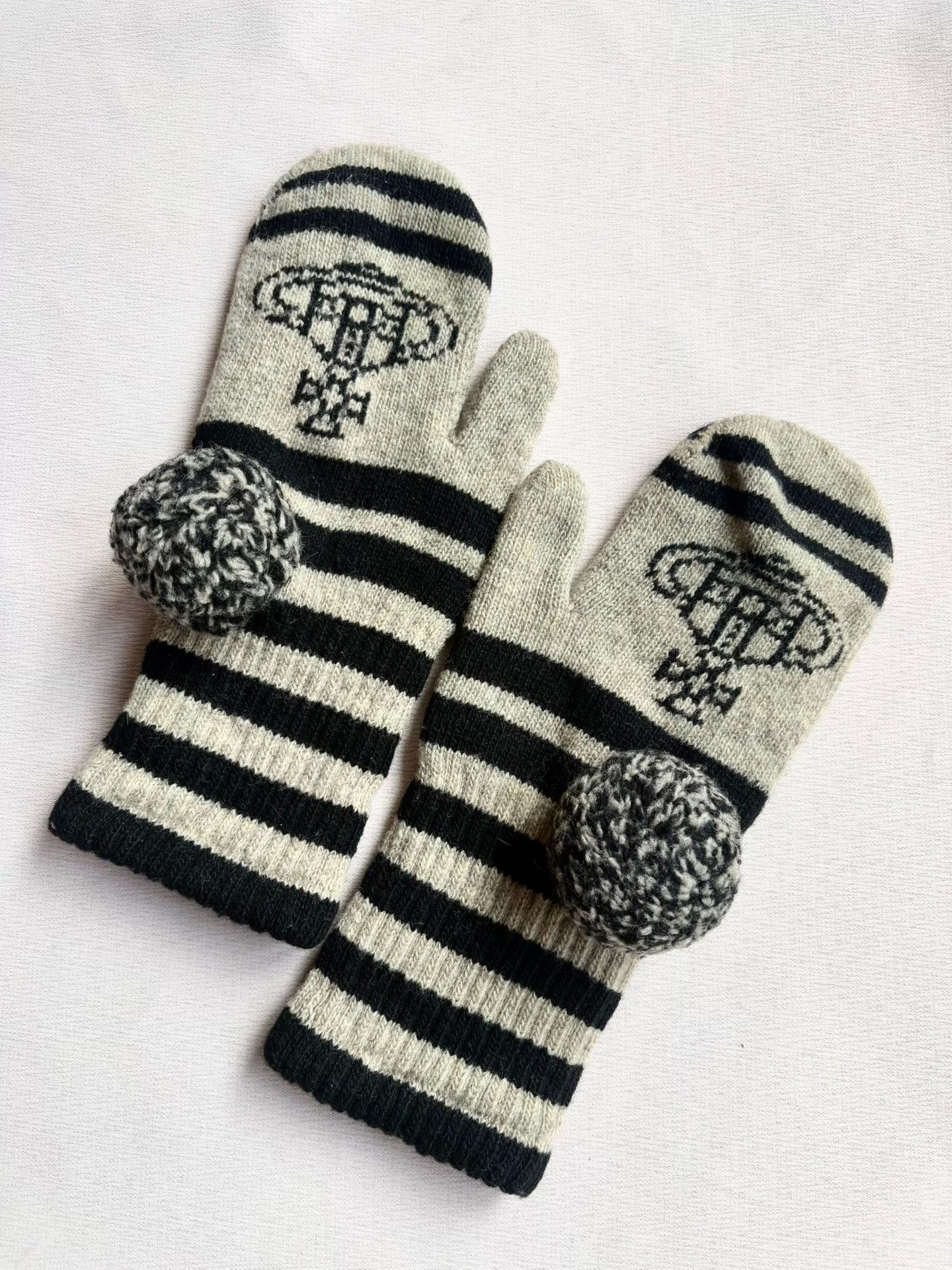 Vivienne Westwood Vivienne Westwood Saturn Fur Pom-pom Gloves Size ONE SIZE - 1 Thumbnail