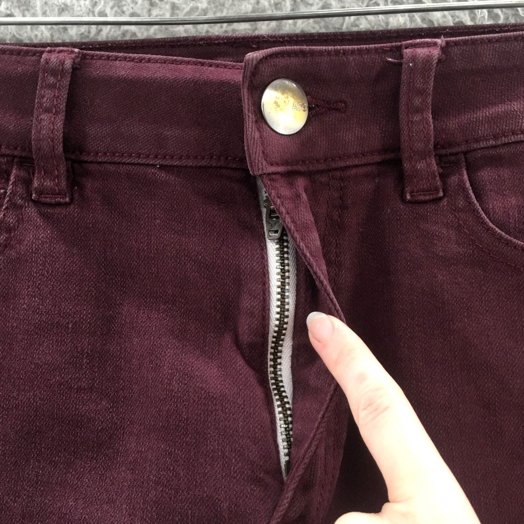 American Eagle Outfitters American Eagle Outfitters Womens 4 Burgundy Zip Cut-Off Shorts Denim Stretch 29x4 Vintage No Jeans Summer Casual Beach Size 27" / US 4 / IT 40 - 3 Thumbnail