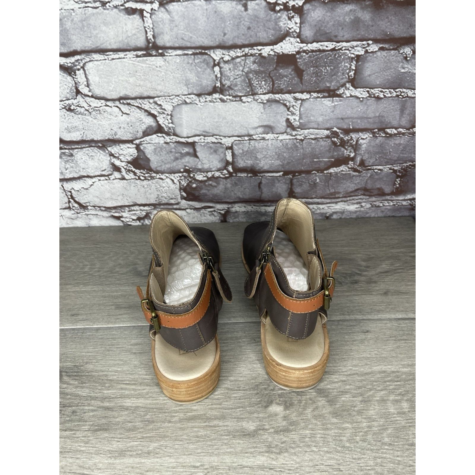 Anthropologie Anthropologie GeeWawa Taupe Leather Side Zip Flat Sandals Wo Size US 9 / IT 39 - 6 Thumbnail
