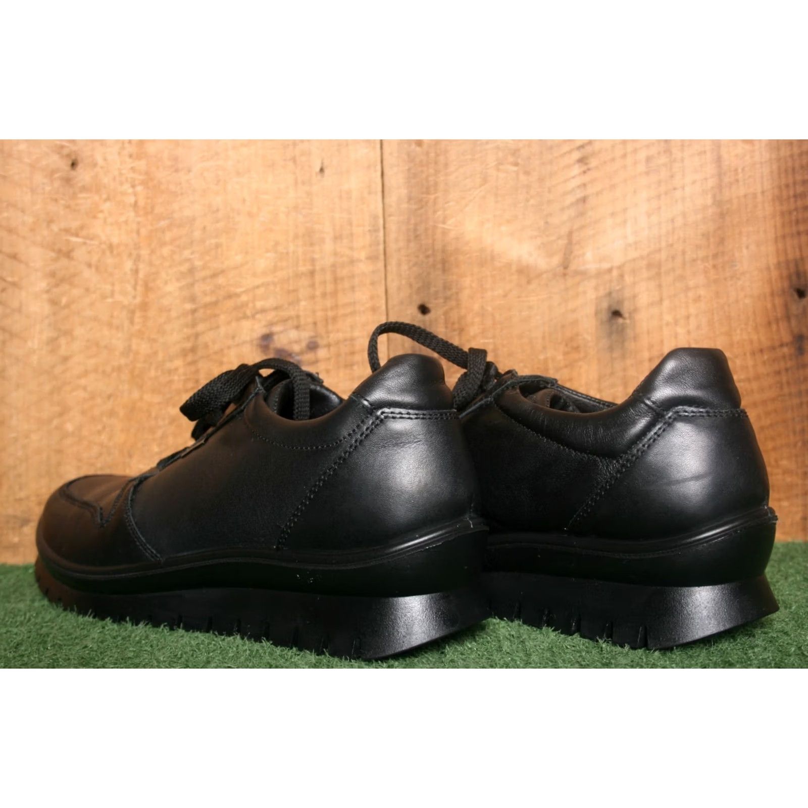 Vintage IGI&CO. Black Leather Gore-Tex Sneakers EUR 40 UK 7 US 9 Womens Sneaker Black Leather Gore-Tex Lace Up 40 9 Size US 9 / IT 39 - 3 Thumbnail