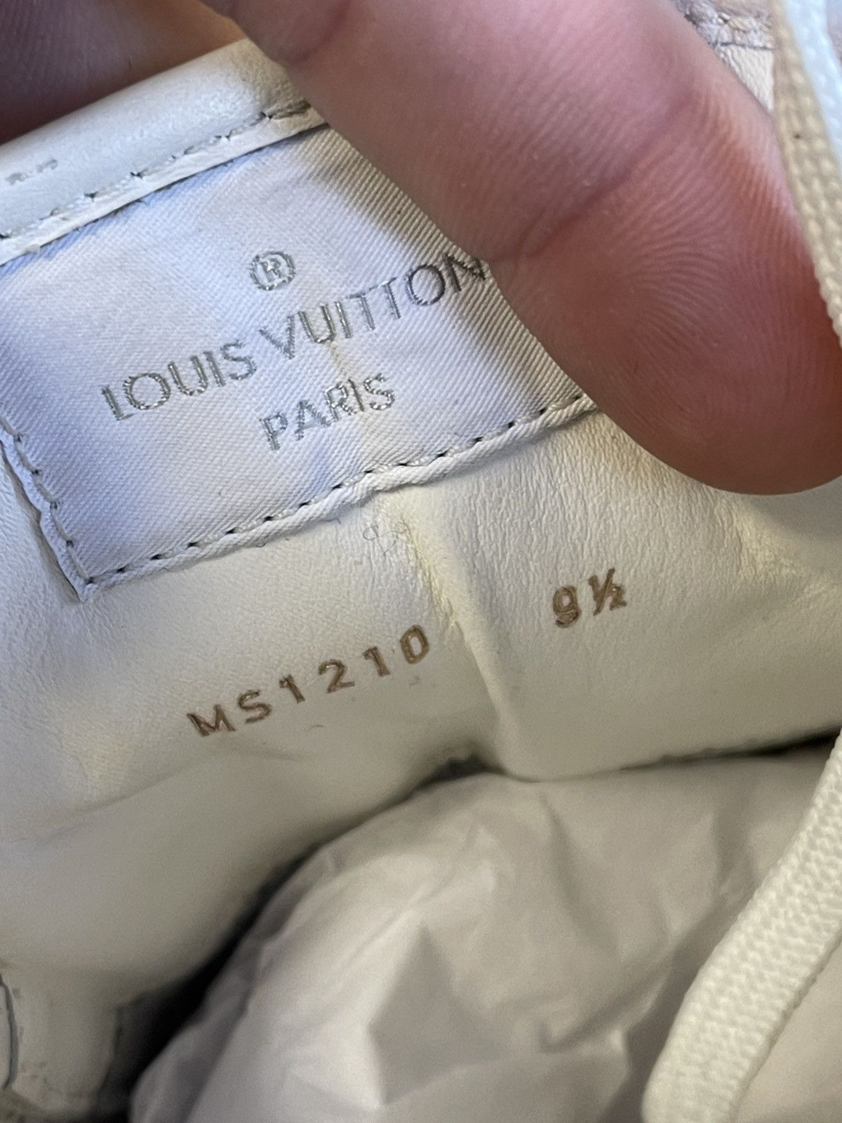 Louis Vuitton Size 9.5LV/10.5US Louis Vuitton Run Away White iridescent Size US 10.5 / EU 43-44 - 11 Thumbnail