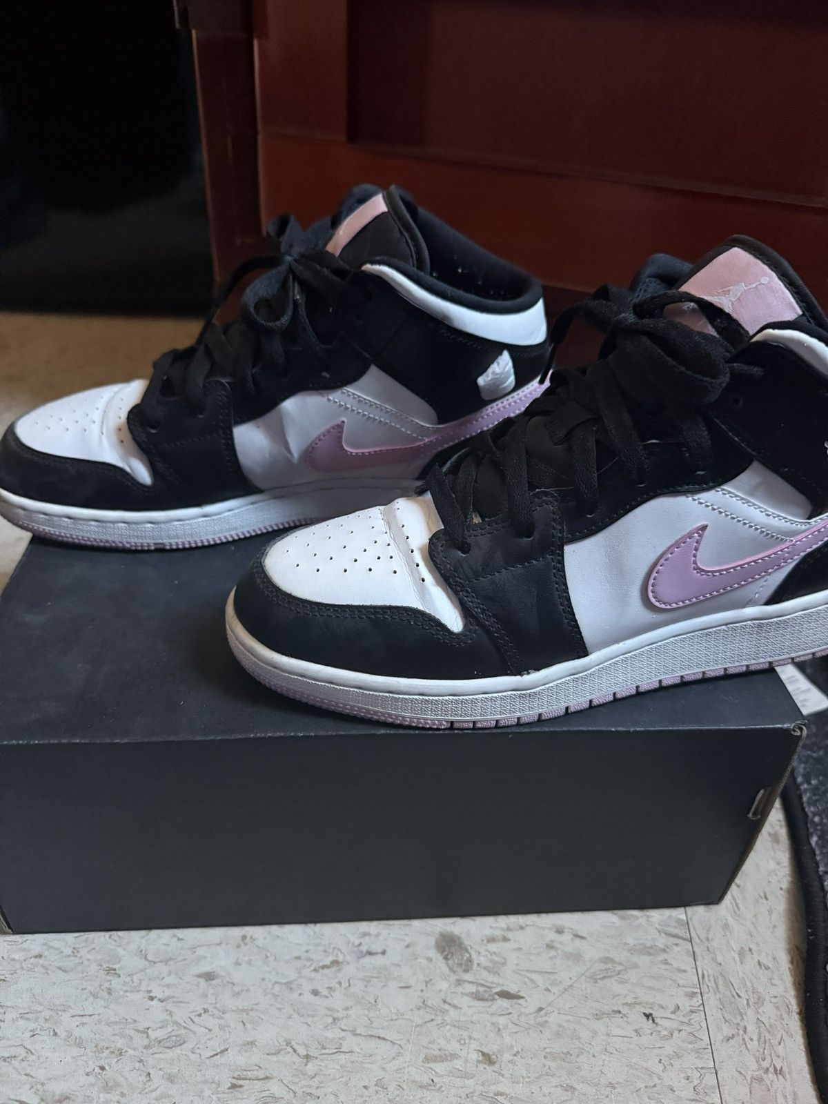 Jordan Brand Air Jordan 1 Mid GS ‘White Light Arctic Pink’ Size US 8.5 / IT 38.5 - 3 Thumbnail