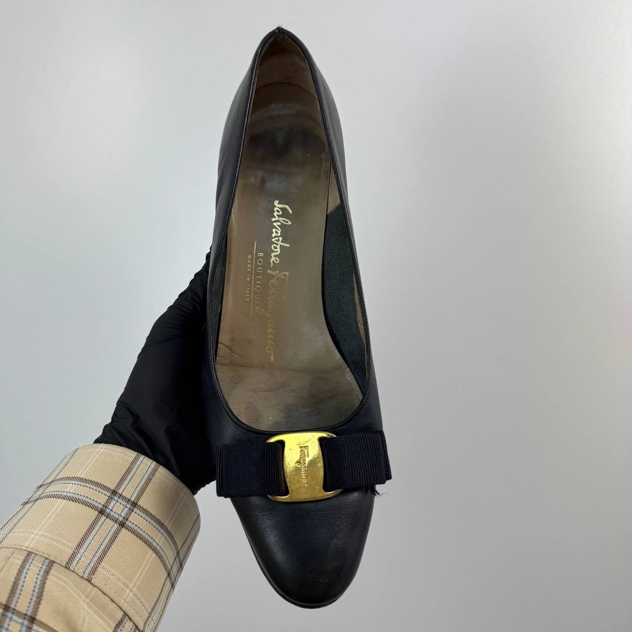 Salvatore Ferragamo Salvatore Ferragamo Boutique Vara Bow Leather Size 7 Size US 7 / IT 37 - 3 Thumbnail