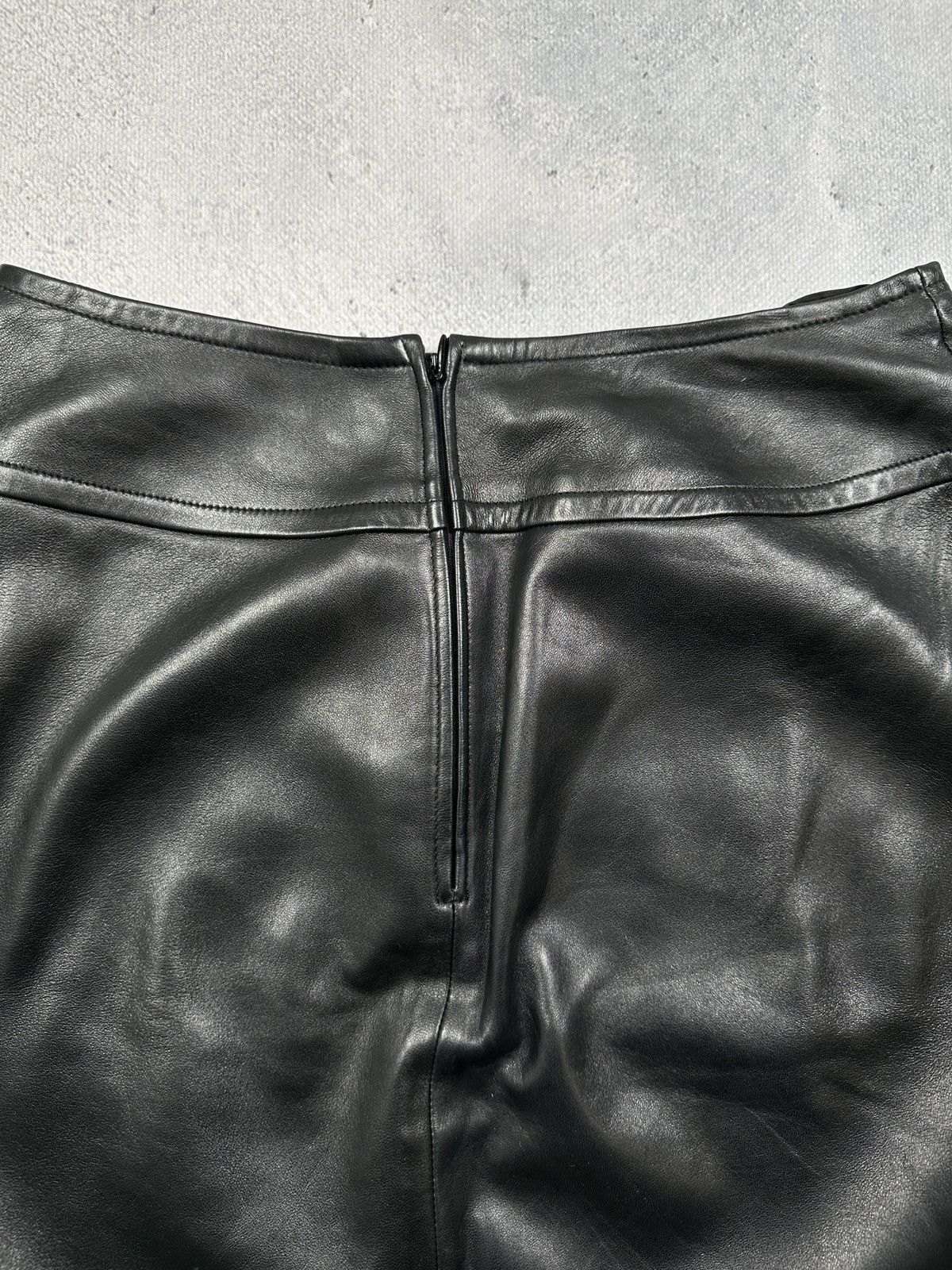 Chanel Vintage Chanel Boutique Black Leather Skirt Gold Chain Trim Size 28" / US 6 / IT 42 - 14 Thumbnail