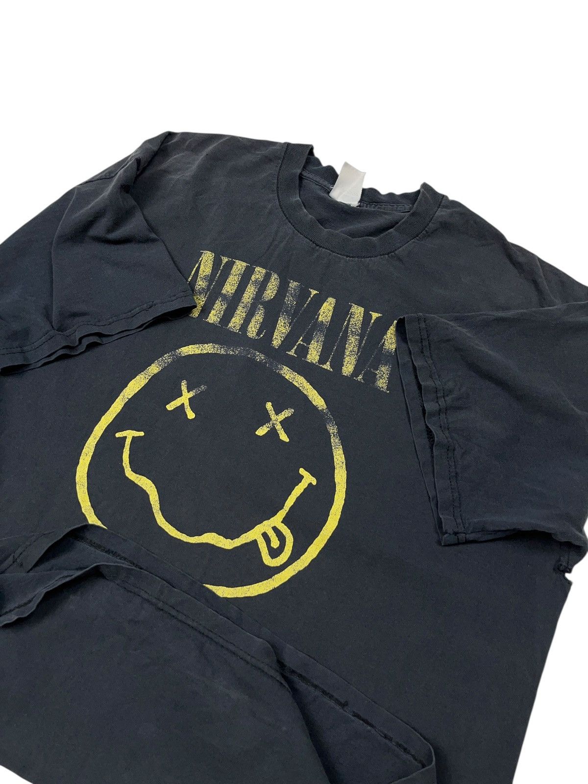 Band Tees Vintage 1992 Nirvana Smiley Face Distressed T-shirt Size US XL / EU 56 / 4 - 13 Thumbnail