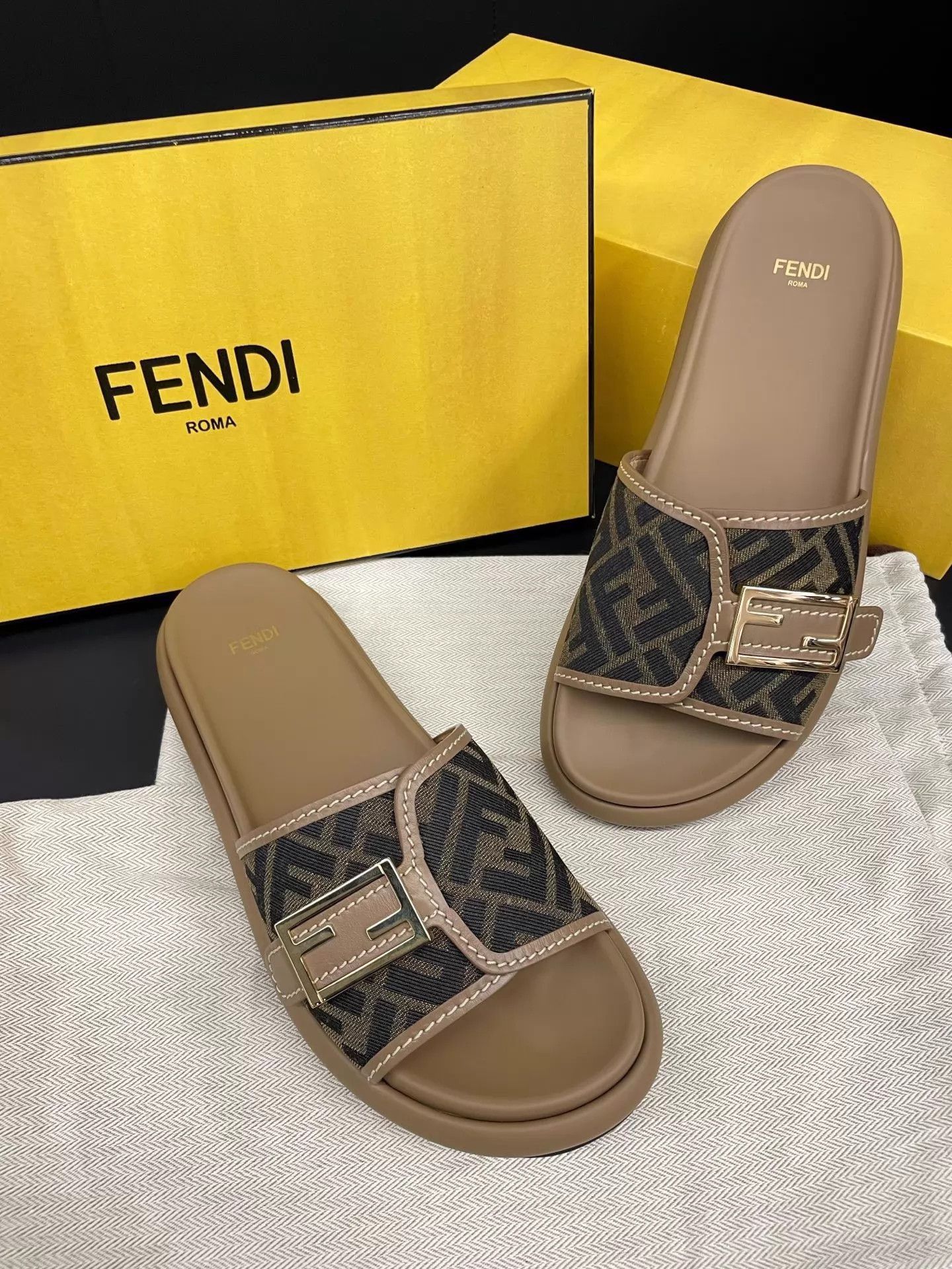 Fendi FENDI Wide Strap Logo Slide Sandal 39.5 Size US 9 / IT 39 - 4 Thumbnail