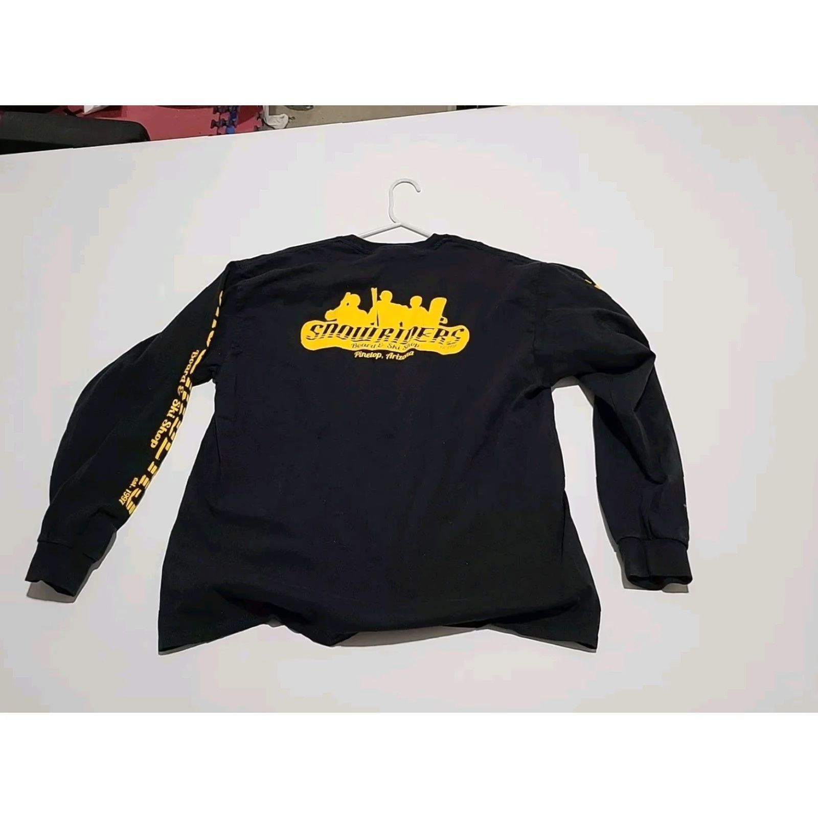 Gildan Gildan Ultra Cotton T-Shirt Men Snowriders Boardshop Graphic Print Crew Neck Long Sleeve XL Black Yellow Ski Snowboard Theme Size US XL / EU 56 / 4 - 8 Thumbnail