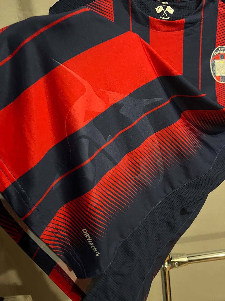 Sports Specialties 2018/19 CROTONE FC HOME SOCCER JERSEY FOOTBALL SHIRT ZEUS L Size US L / EU 52-54 / 3 - 10 Thumbnail
