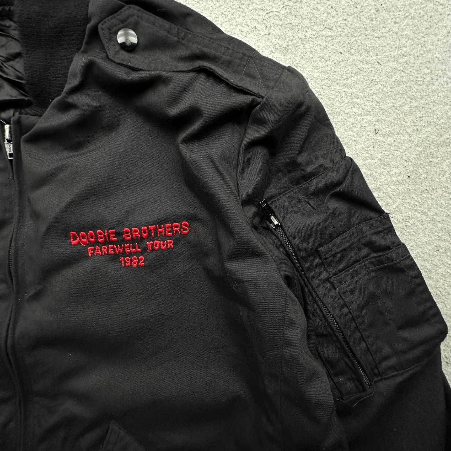 4SDESIGNS VINTAGE Doobie Brothers Farewell Tour LP Designs Mary Bassel Jacket Bomber Mens Medium Black 80s Music Zip Pockets Embroidered Full Zip Size US M / EU 48-50 / 2 - 7 Thumbnail