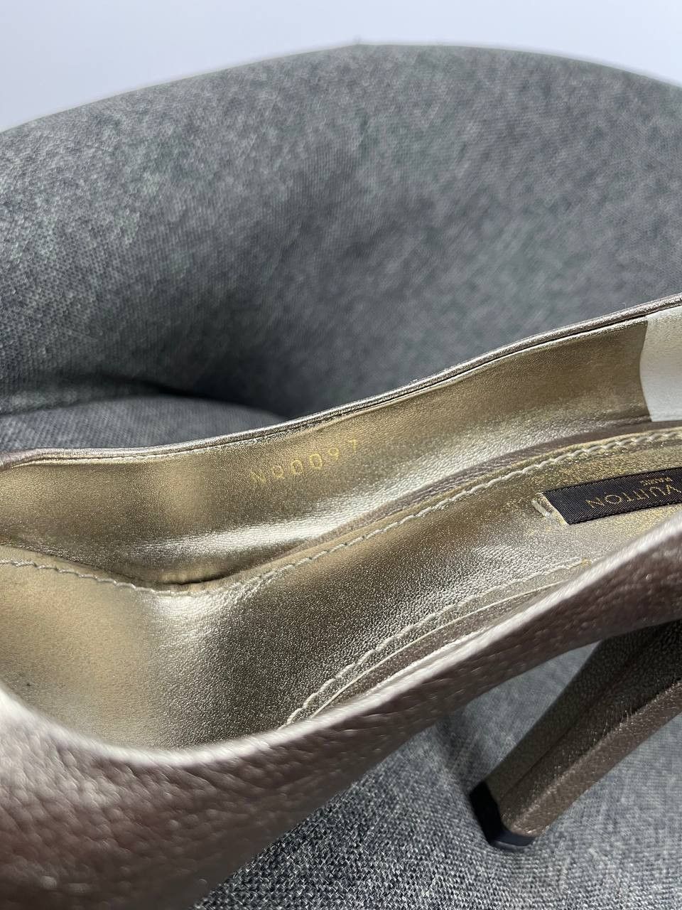 Louis Vuitton Leather pump with ankle strap Louis Vuitton Size US 6.5 / IT 36.5 - 12 Thumbnail