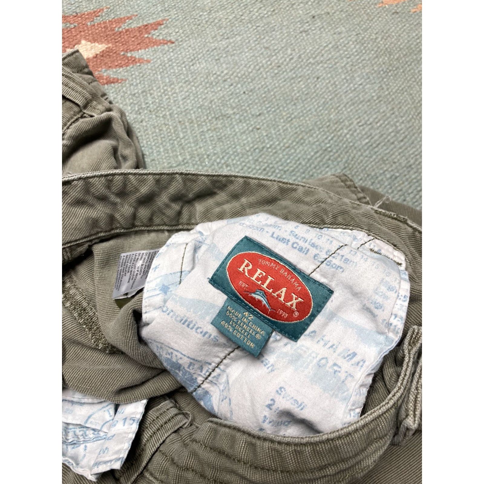 Tommy Bahama Tommy Bahama Relax Cargo Shorts Men 42 Gray Flat Front Pockets Casual 9" Inseam EUC Mens Size US 41 - 6 Thumbnail