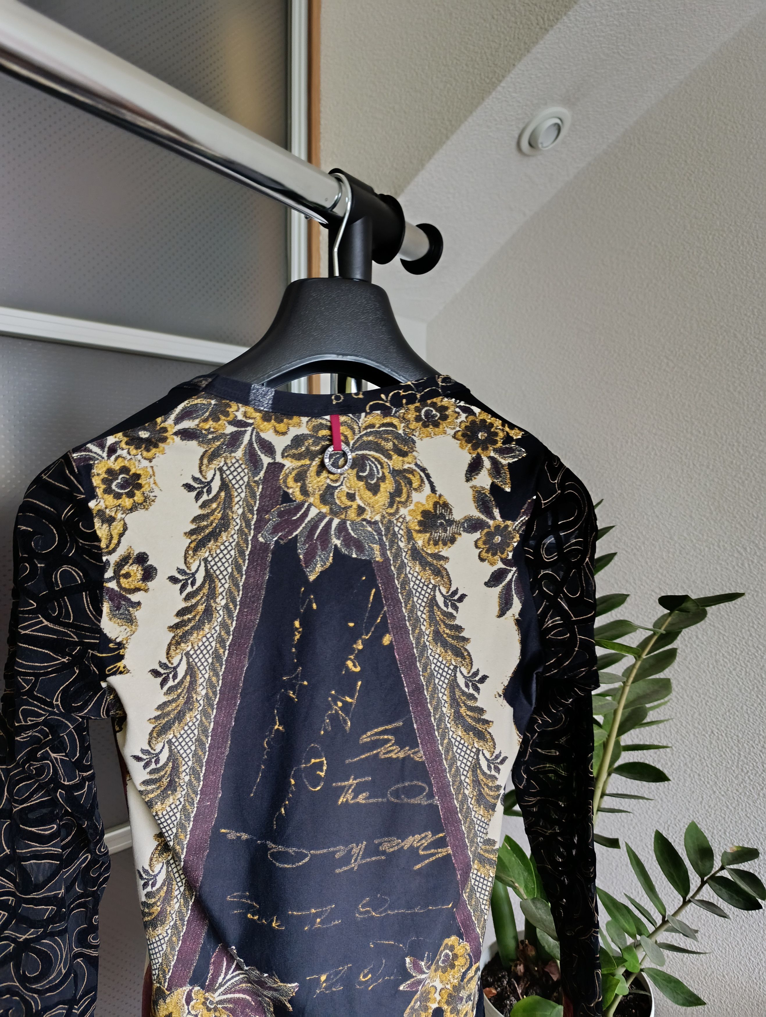 Other SAVE THE QUEEN Y2K PRINTED GRAPHIC MESH LONG SLEEVE TOP Size L / US 10 / IT 46 - 17 Thumbnail