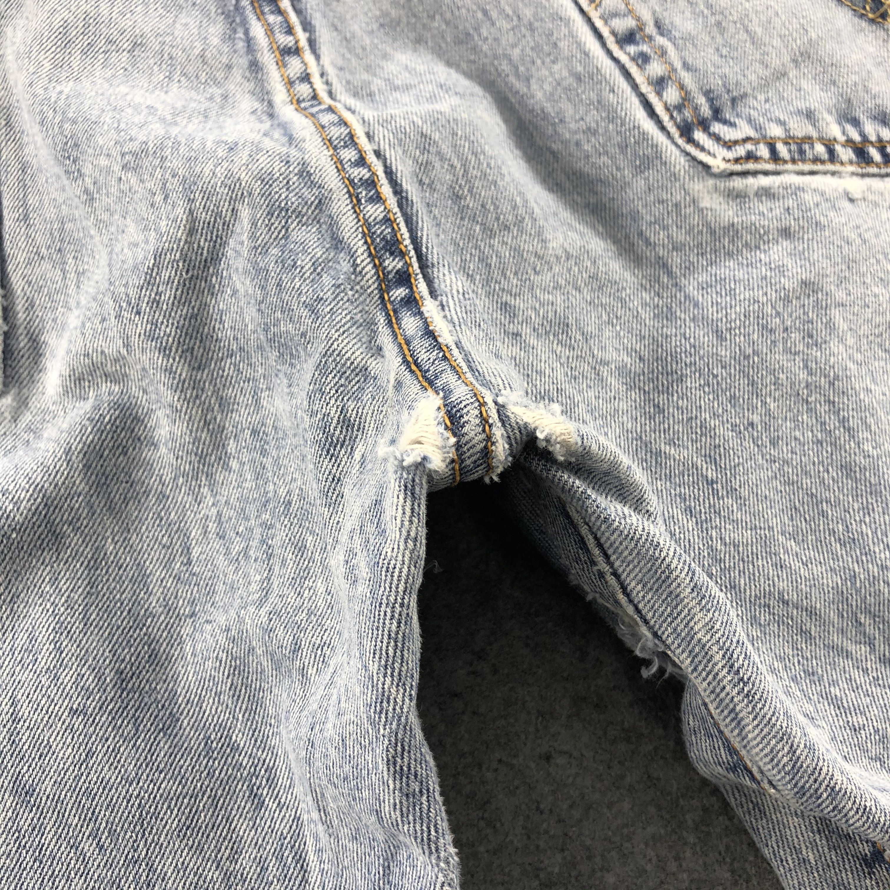 Levi's Vintage 90s Light Wash Levis 501 Distress Jeans-J1274 Size US 37 - 8 Thumbnail