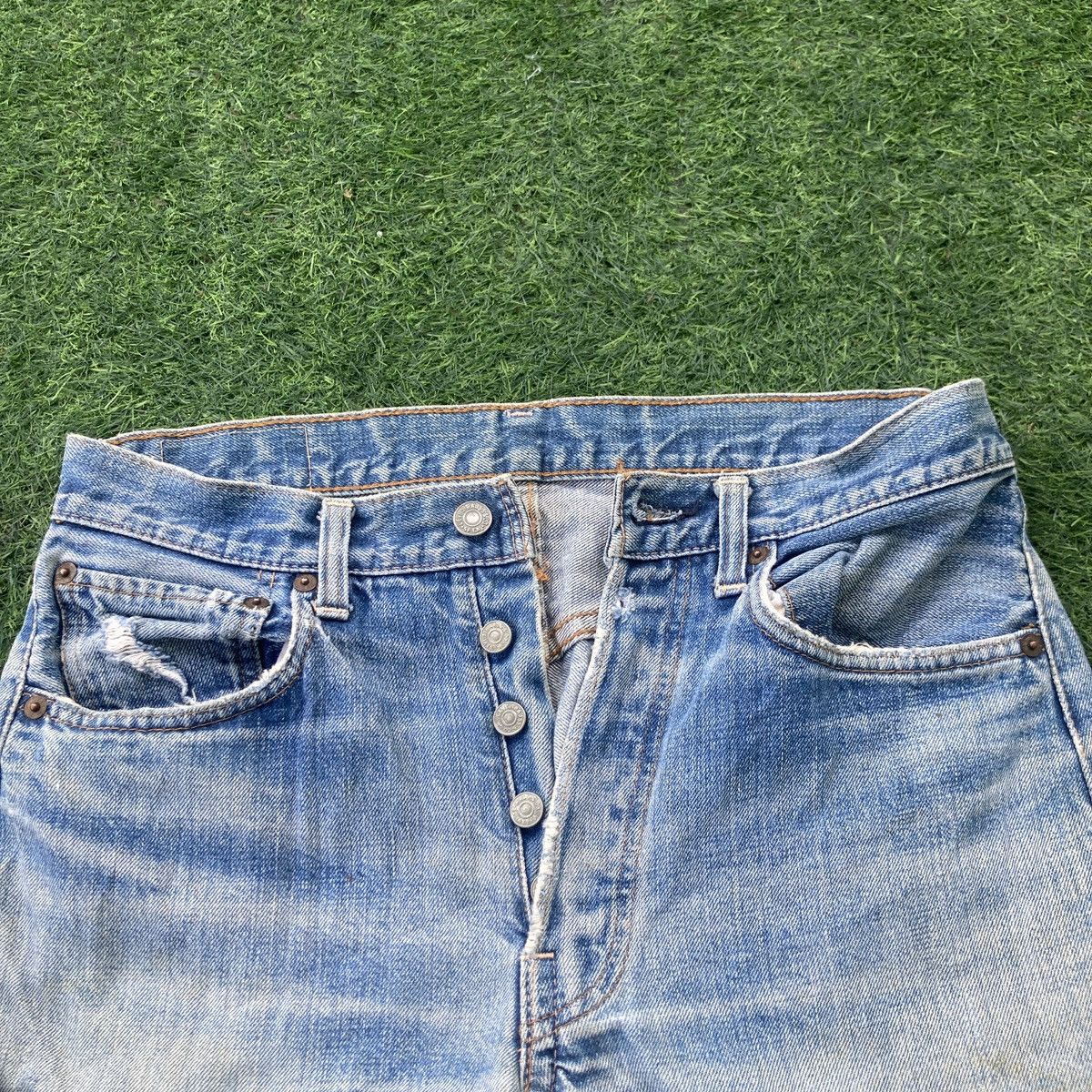 Levi's VINTAGE 60s LEVI’S 501 SELVEDGE BUTTON 6 DISTRESSED JEANS Size US 30 / EU 46 - 5 Thumbnail