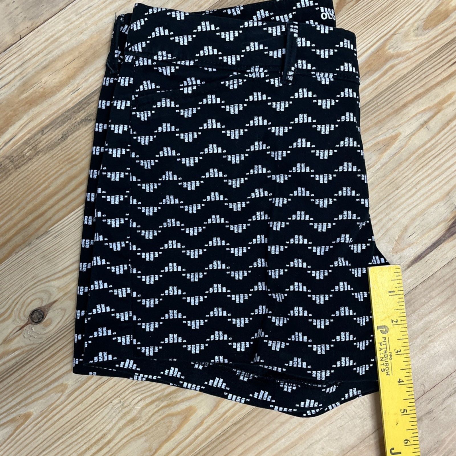 Old Navy Old Navy Black White Geometric Print Pixie Shorts Sz 6 Size 28" / US 6 / IT 42 - 5 Thumbnail