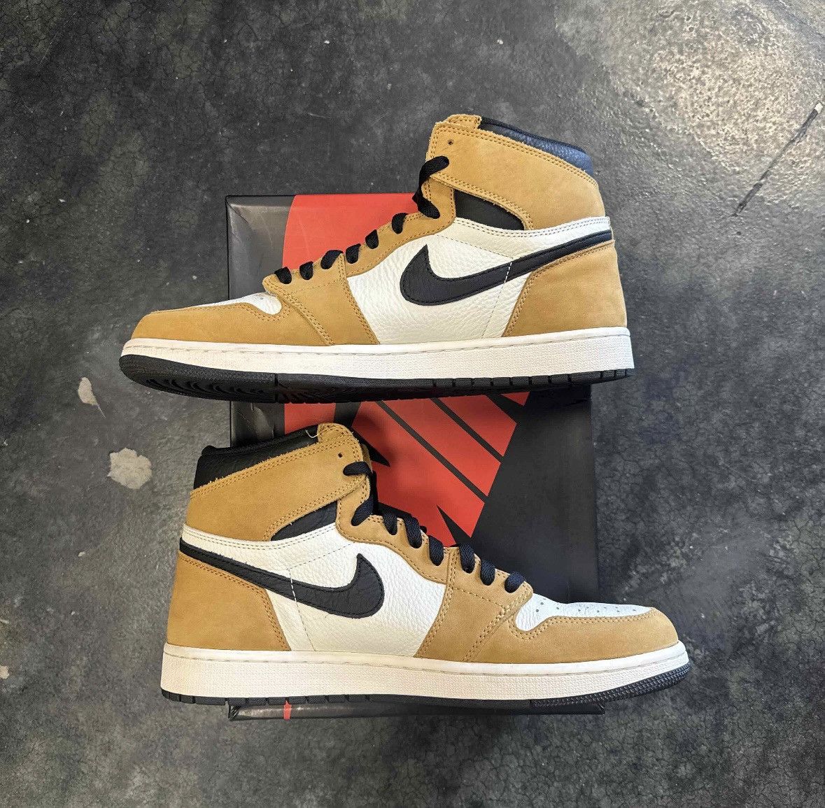 Nike Jordan 1 High Rookie Of The Year Size US 12.5 / EU 45-46 - 2 Thumbnail