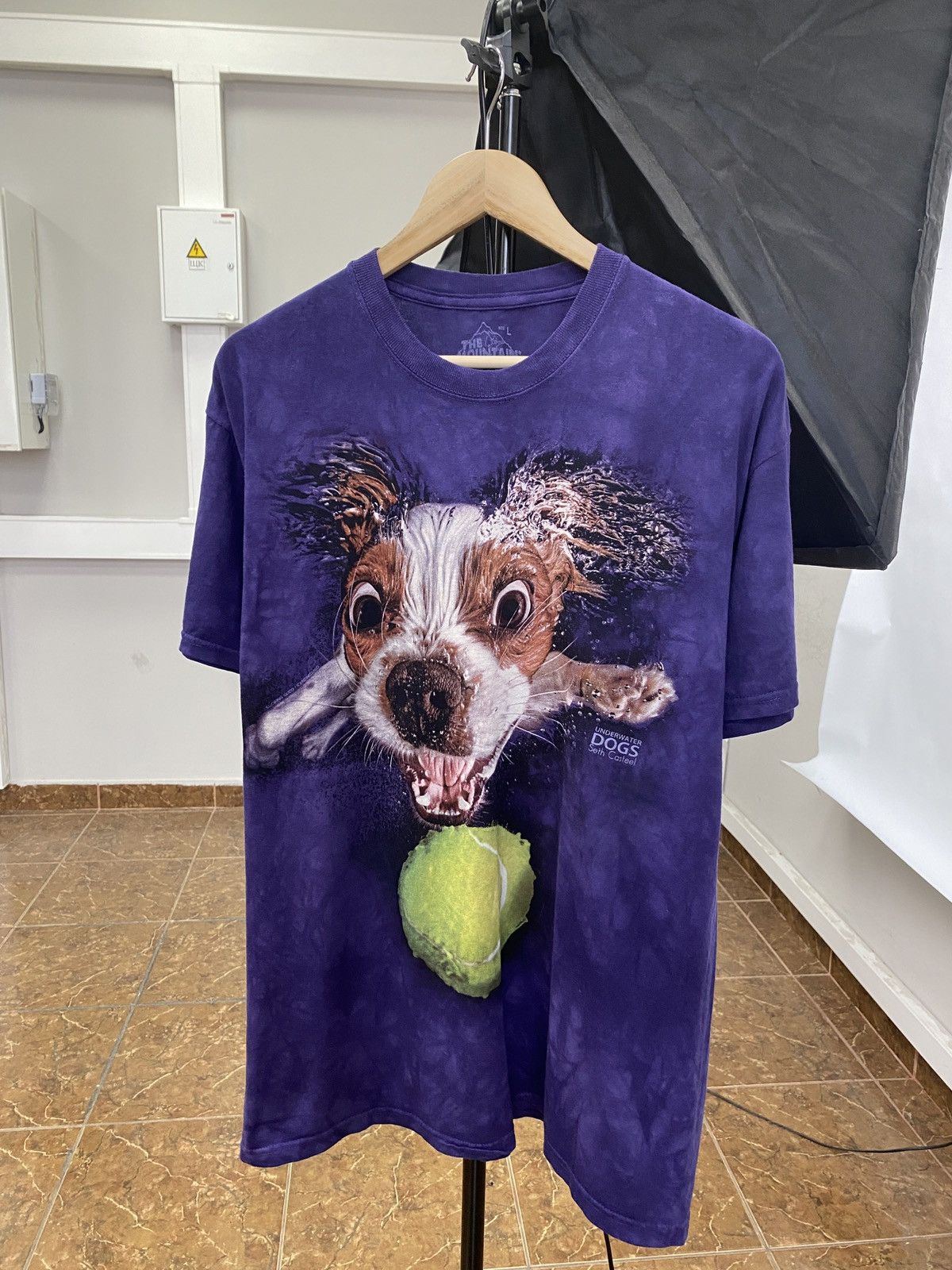 The Mountain 🇺🇸🎾 Vintage Y2K LSD Underwater Dogs Humor T-Shirt Rare Size US L / EU 52-54 / 3 - 1 Thumbnail