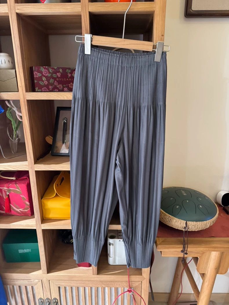 Issey Miyake Issey Miyake size:2 Grey pleated puff pants Size 31" - 1 Thumbnail