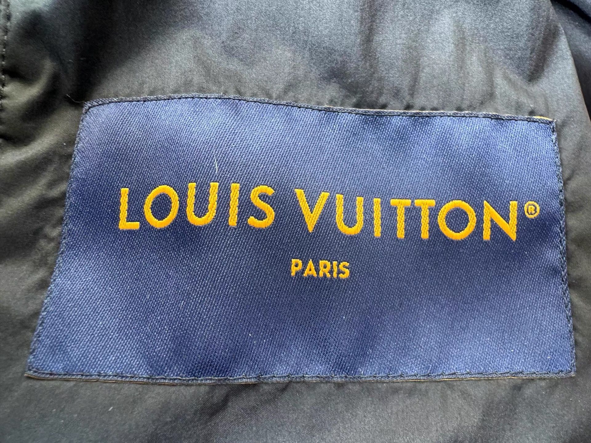 Louis Vuitton Louis Vuitton 25FW Black Embossed Logo Down Jacket K36 Size US M / EU 48-50 / 2 - 3 Thumbnail
