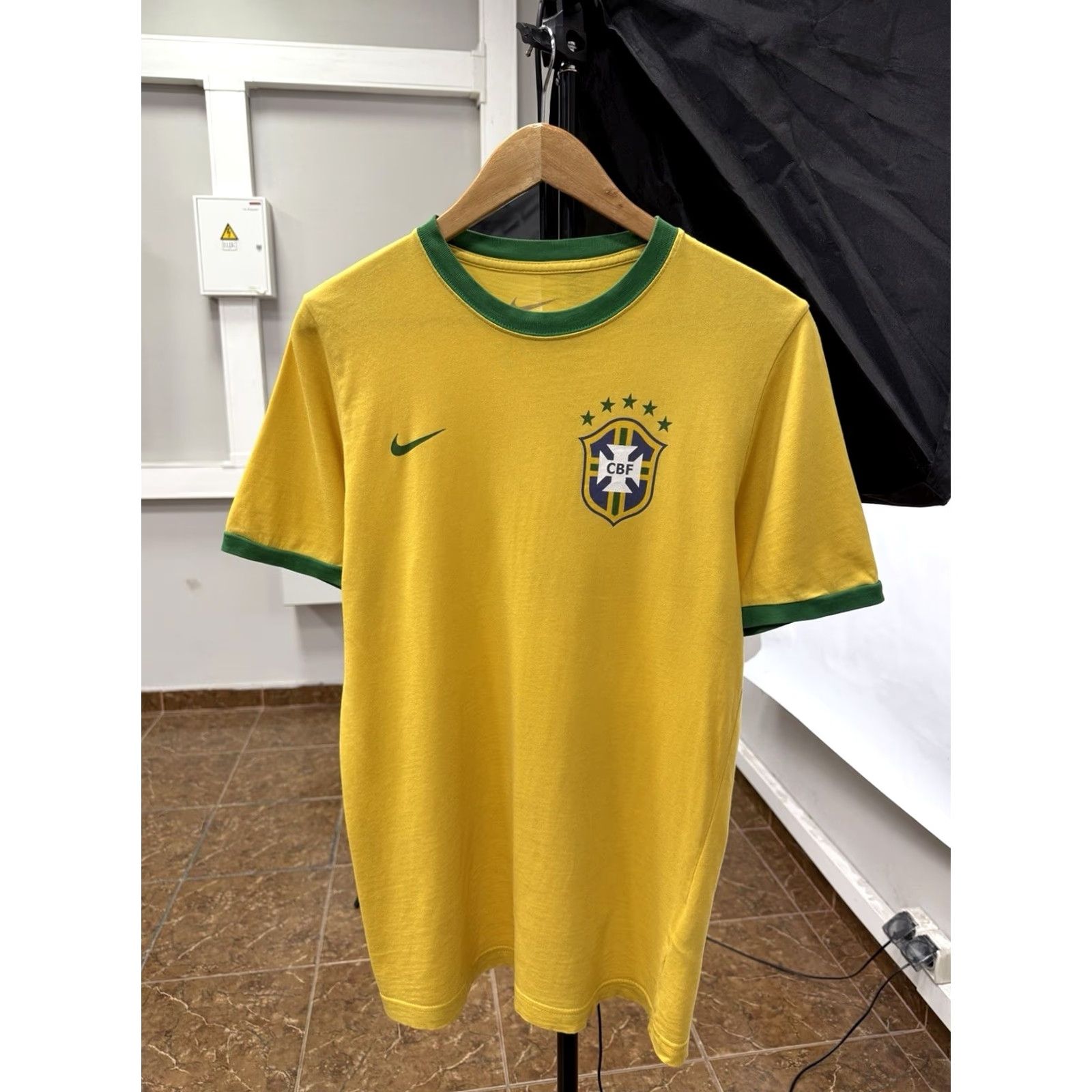 Nike VINTAGE Nike Brazil CBF Soccer T-Shirt M Men Yellow Retro 90s Size US M / EU 48-50 / 2 - 2 Thumbnail
