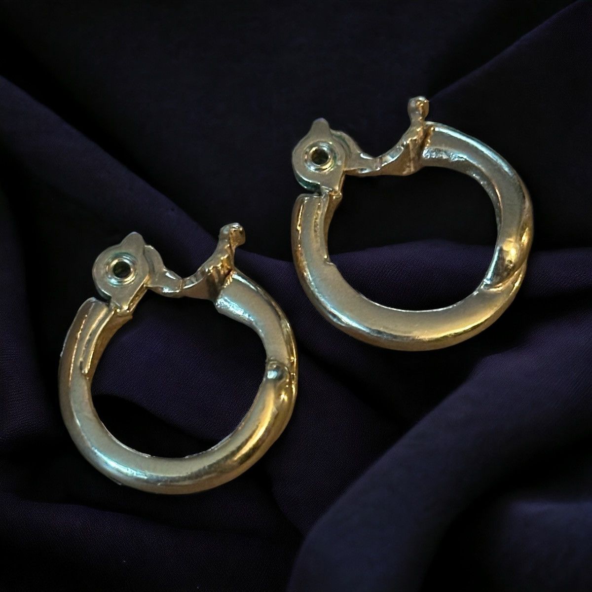 Monet × Vintage Vintage Monet clip on gold tone hoop earrings Size ONE SIZE - 1 Thumbnail