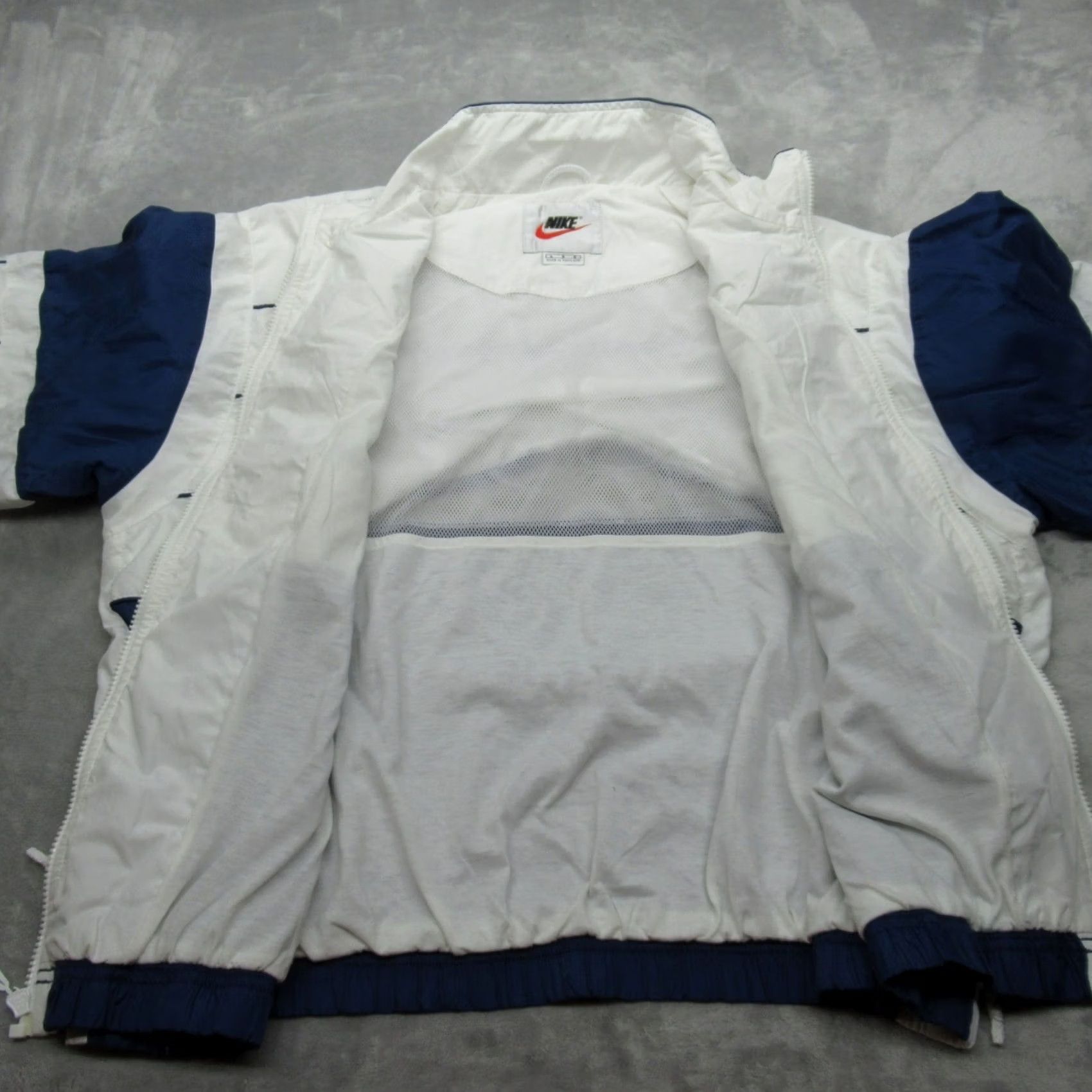 Nike VINTAGE Nike Jacket Mens Large White Blue Pockets Full Zip Track Windbreaker VTG 90's Size US L / EU 52-54 / 3 - 4 Thumbnail