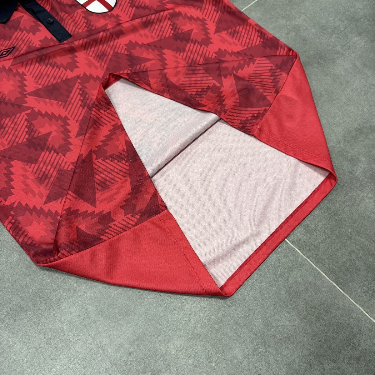 Umbro Umbro England National Team 2018 Retro Soccer Jersey Size L Size US L / EU 52-54 / 3 - 11 Thumbnail
