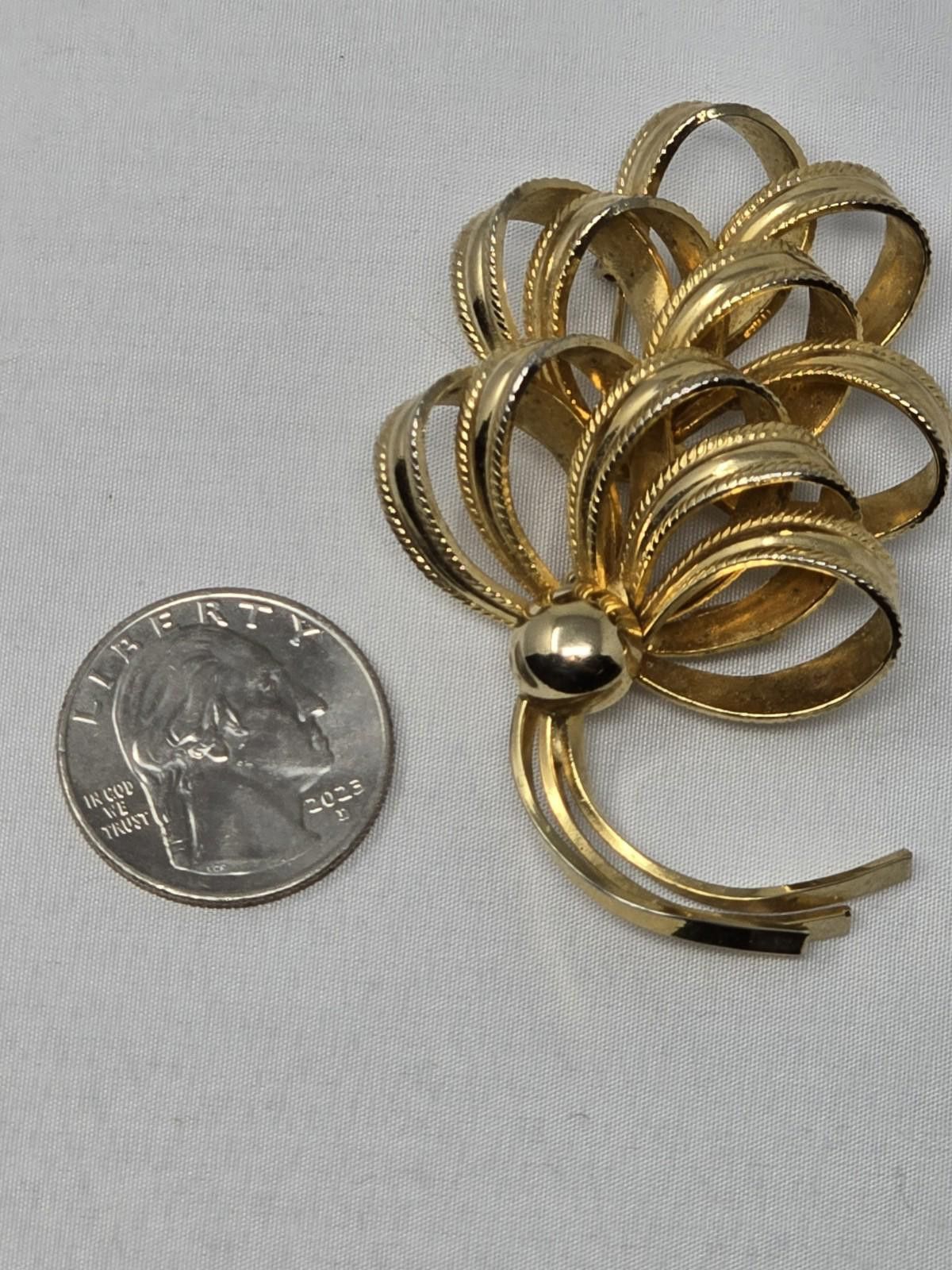Marvel Comics Marvella Ribbon Brooch Gold Tone Layered Loop Signed Vintage Size ONE SIZE - 4 Thumbnail