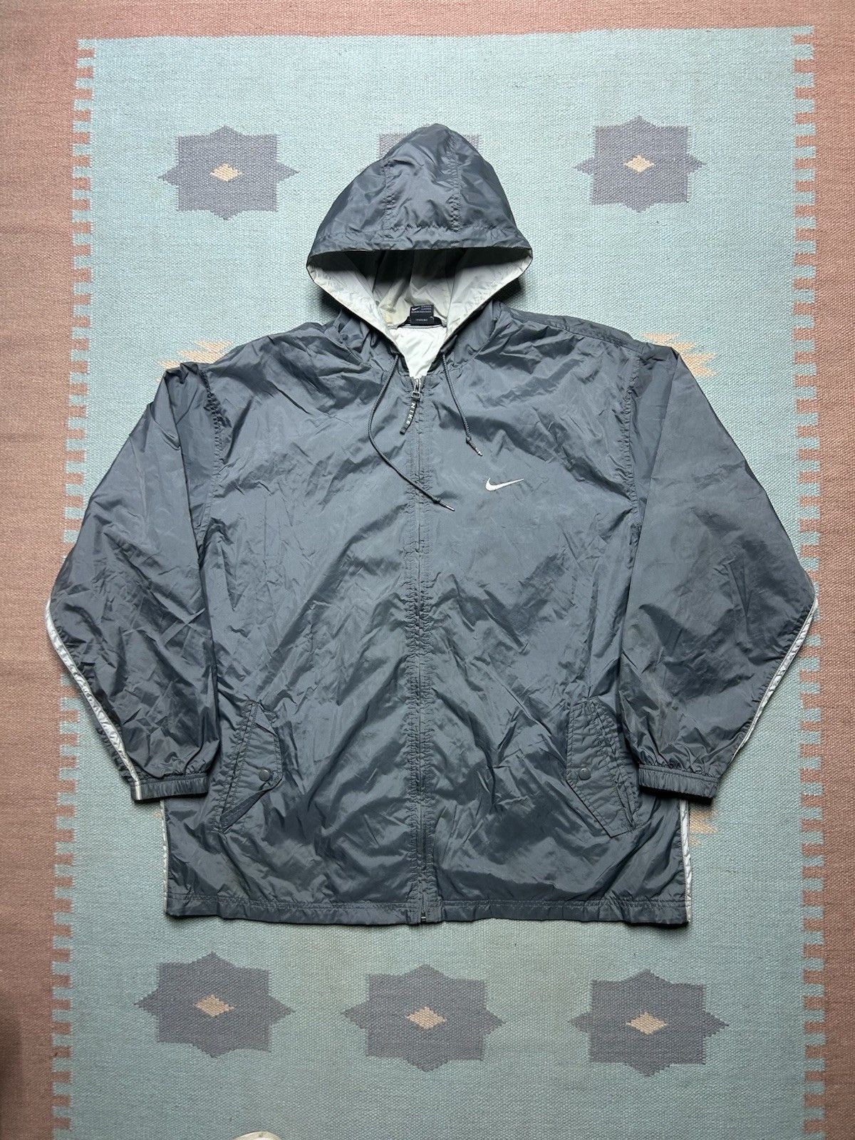 Vintage Vintage Nike hooded jacket windbreaker spell out swoosh XL Size US XL / EU 56 / 4 - 1 Thumbnail