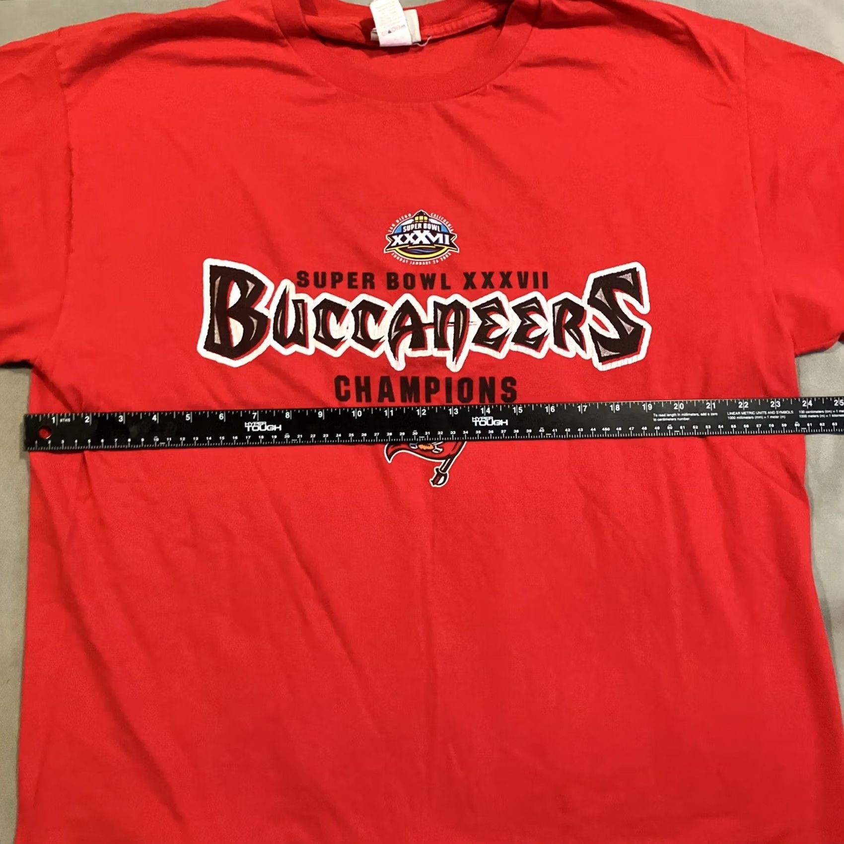 LeSportsac VINTAGE Lee Sports T-Shirt XL Football Buccaneers Red Crew Neck Short Sleeve Men Womens Unisex Adults Size US XL / EU 56 / 4 - 5 Thumbnail