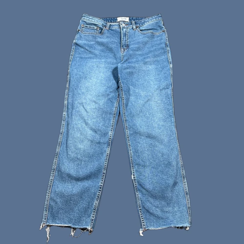 Vintage VINTAGE We The Free Jeans Womens 30 Blue CRVY High Rise Vintage Straight Raw Hem Denim Size 30" / US 8 / IT 44 - 1 Thumbnail