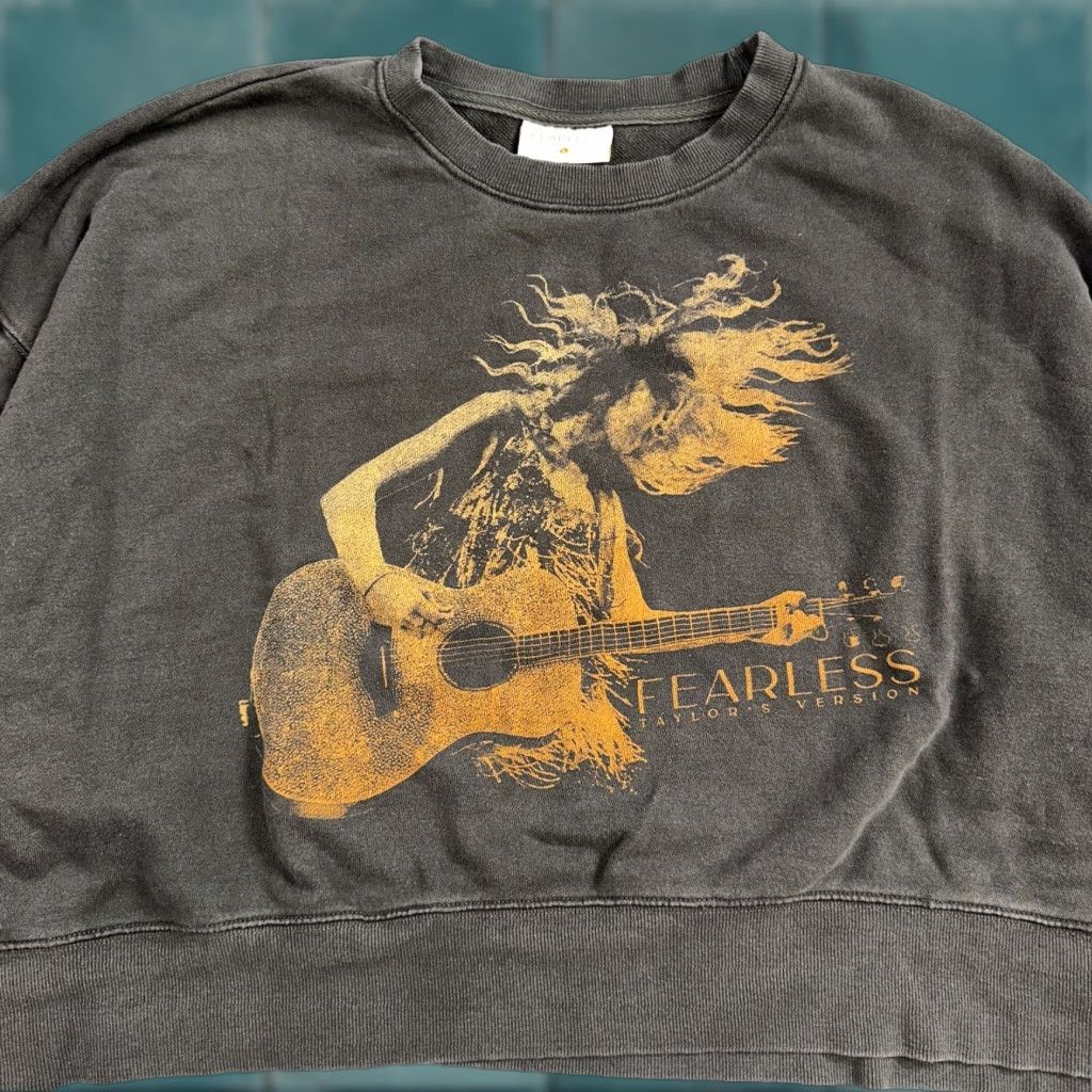 Vintage Taylor Swift Fearless Taylor's Version Sweatshirt Gray L Crew Neck Pullover 100% Cotton Women Activewear Graphic Print All Seasons 90s? Size L / US 10 / IT 46 - 1 Thumbnail