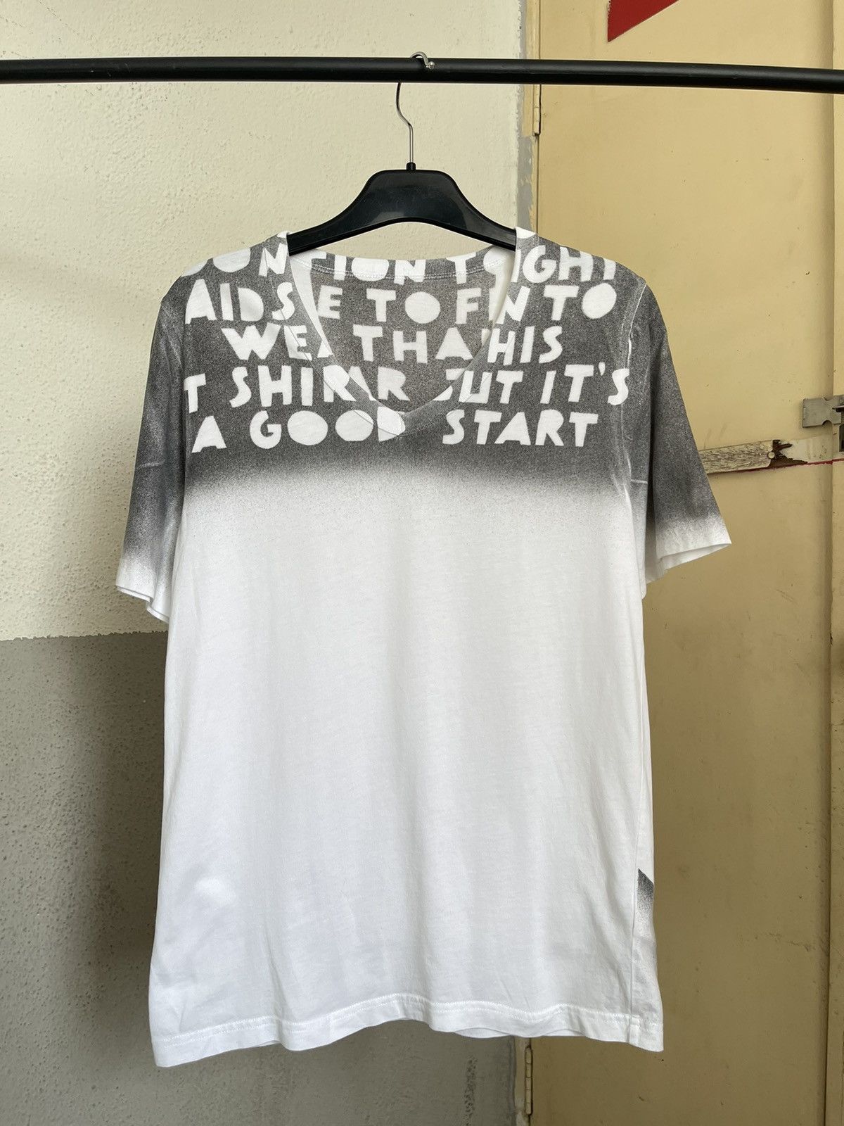 Maison Margiela Maison Margiela Gradient Aids V Neck Tee Size US S / EU 44-46 / 1 - 1 Thumbnail