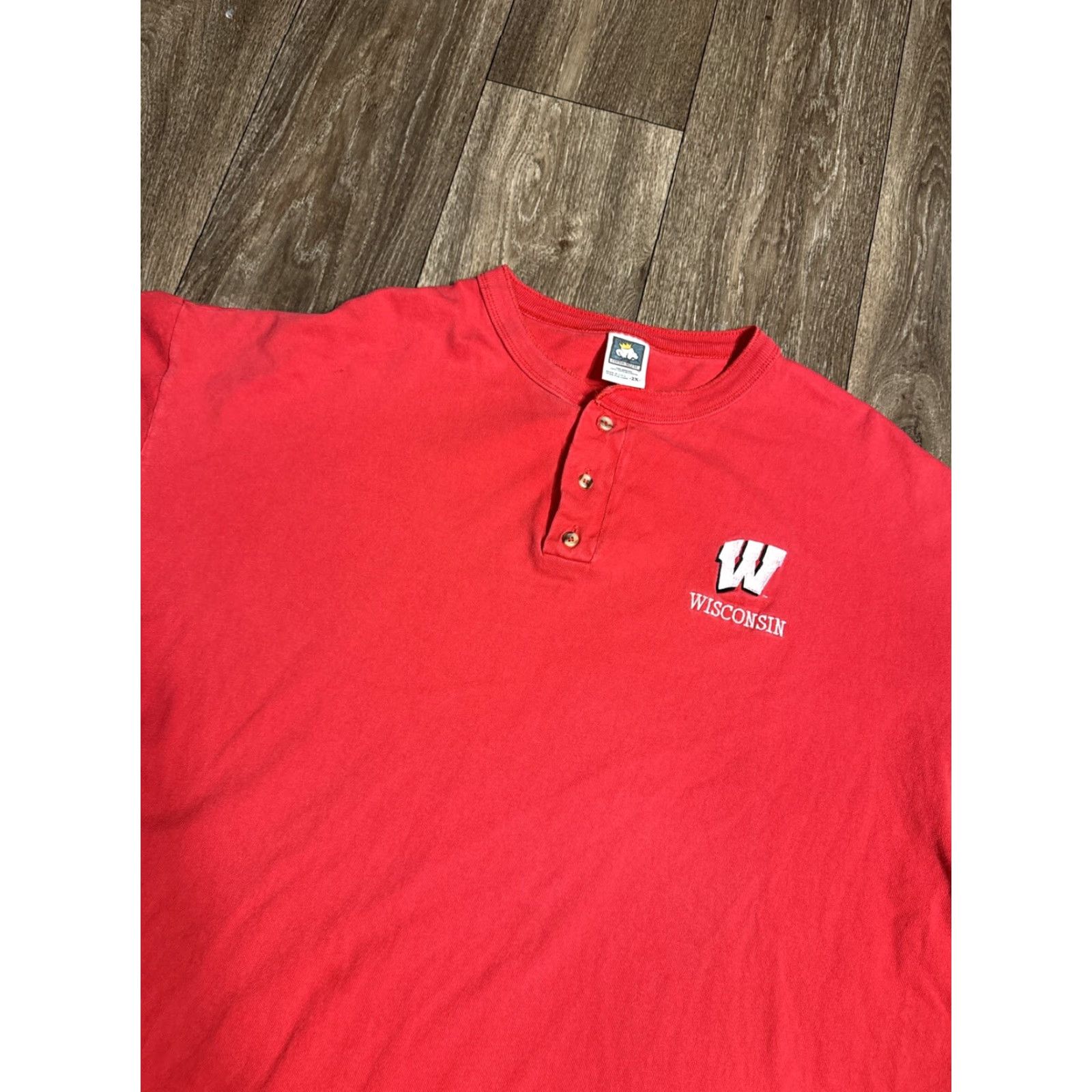 Vintage VINTAGE University of Wisconsin Embroidered Red Henley T-Shirt 2XL Mens 90s Size US XXL / EU 58 / 5 - 3 Thumbnail