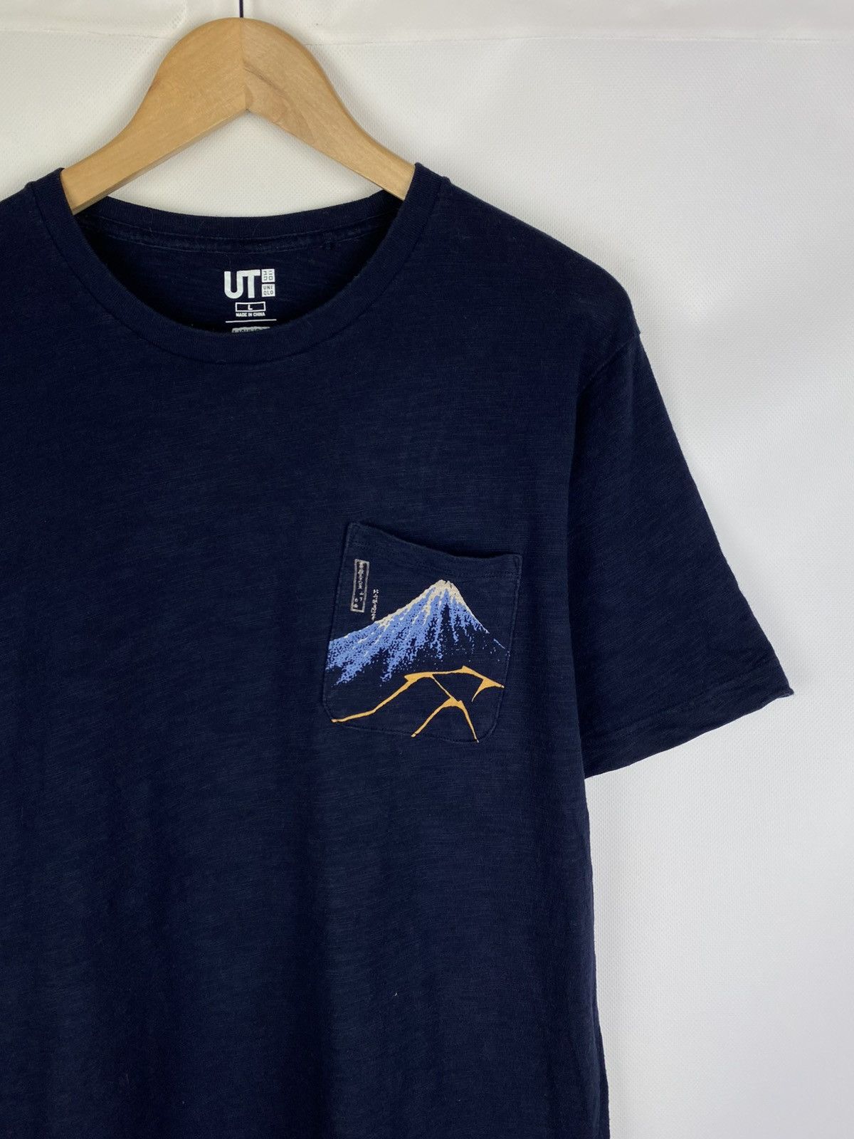 Uniqlo Uniqlo Hokusai Blue Japanese Art men’s t shirt size L Size US L / EU 52-54 / 3 - 5 Thumbnail