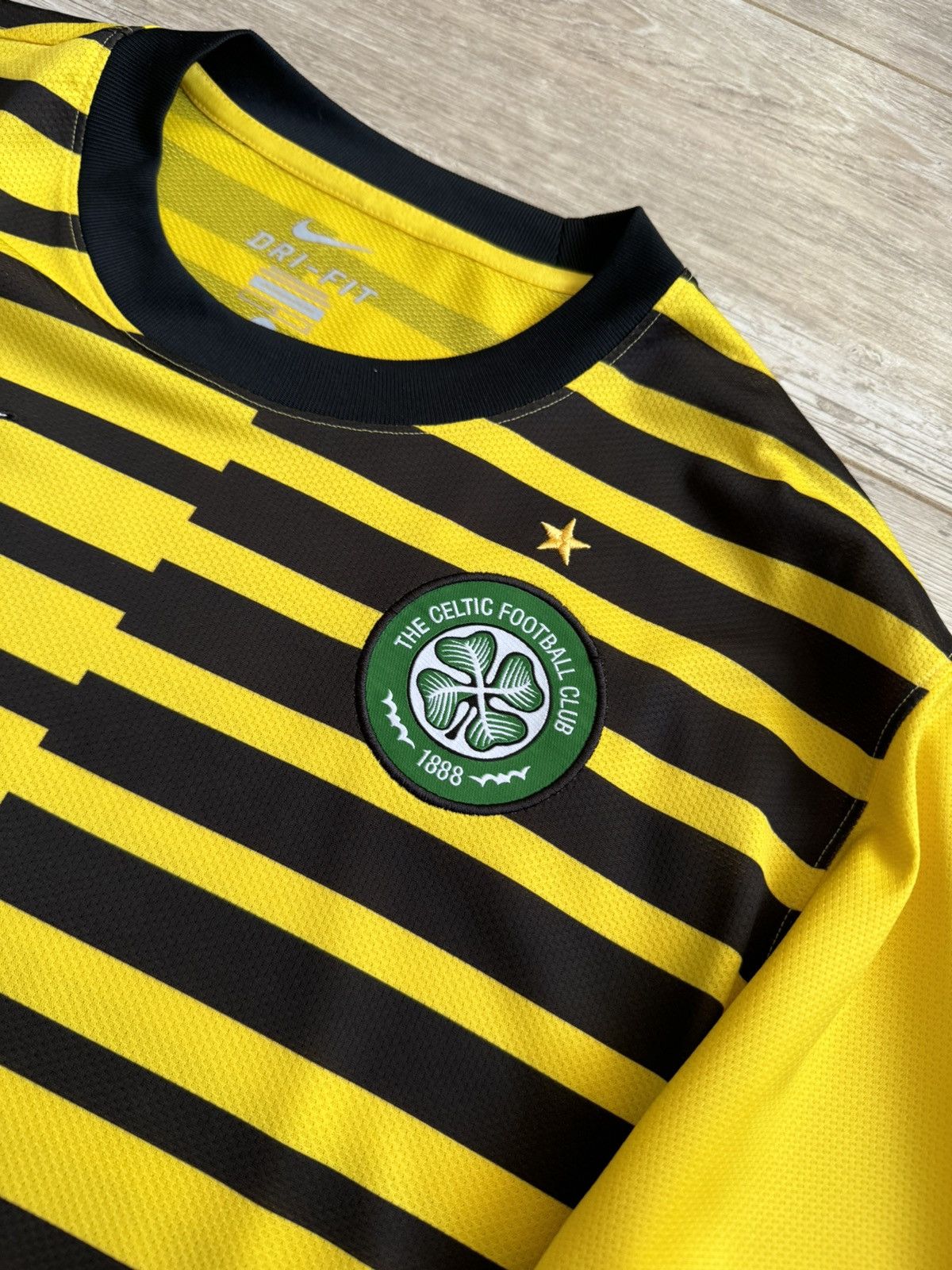 Nike Nike Celtic Glasgow 2011/12 Third Soccer Long Sleeve Jersey Size US L / EU 52-54 / 3 - 7 Thumbnail
