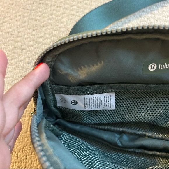 Lululemon New Lululemon Wear everywhere Belt Bag Green Size ONE SIZE - 13 Thumbnail