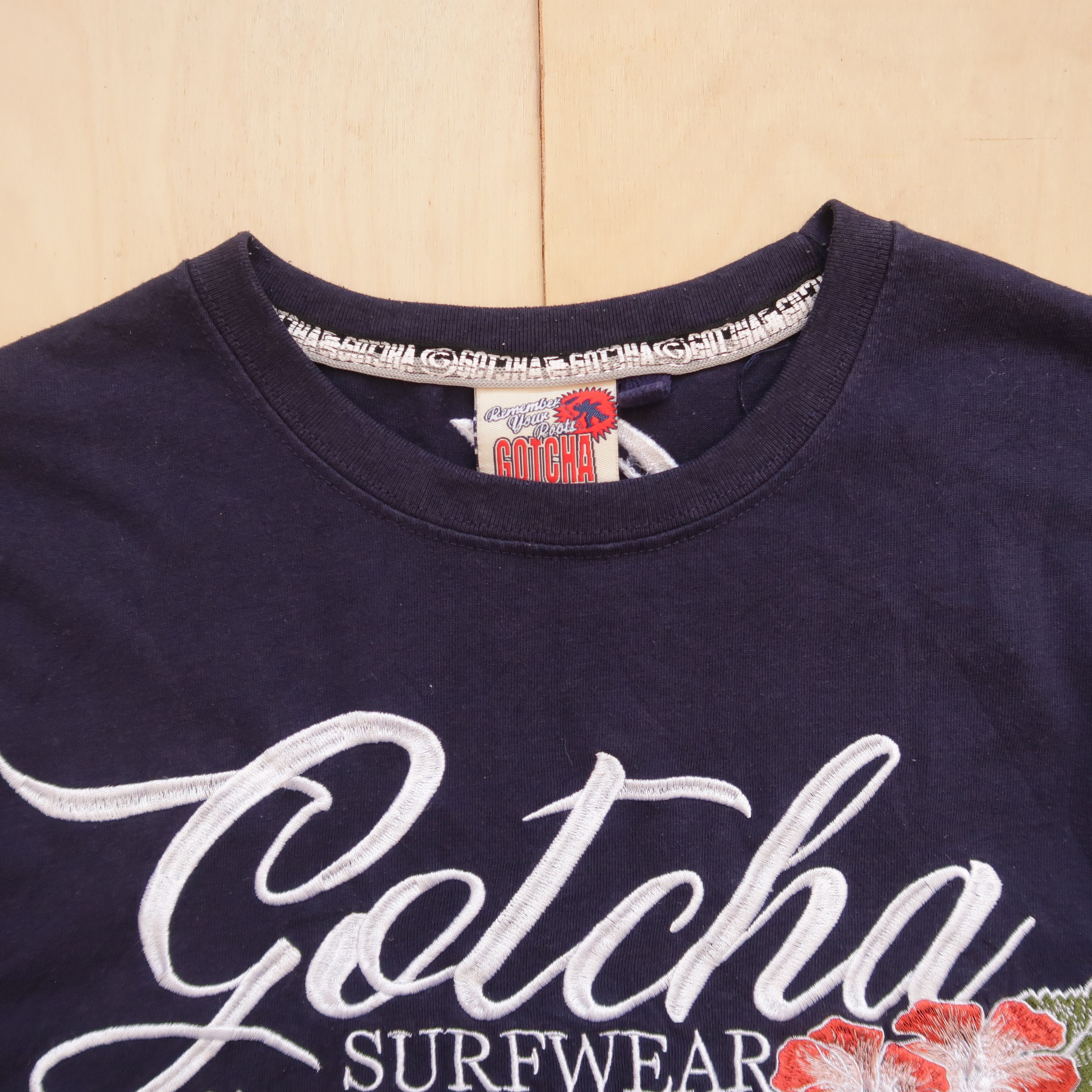 Japanese Brand 2000s Gotcha Surf Full Embroidered T-Shirt Size US S / EU 44-46 / 1 - 3 Thumbnail