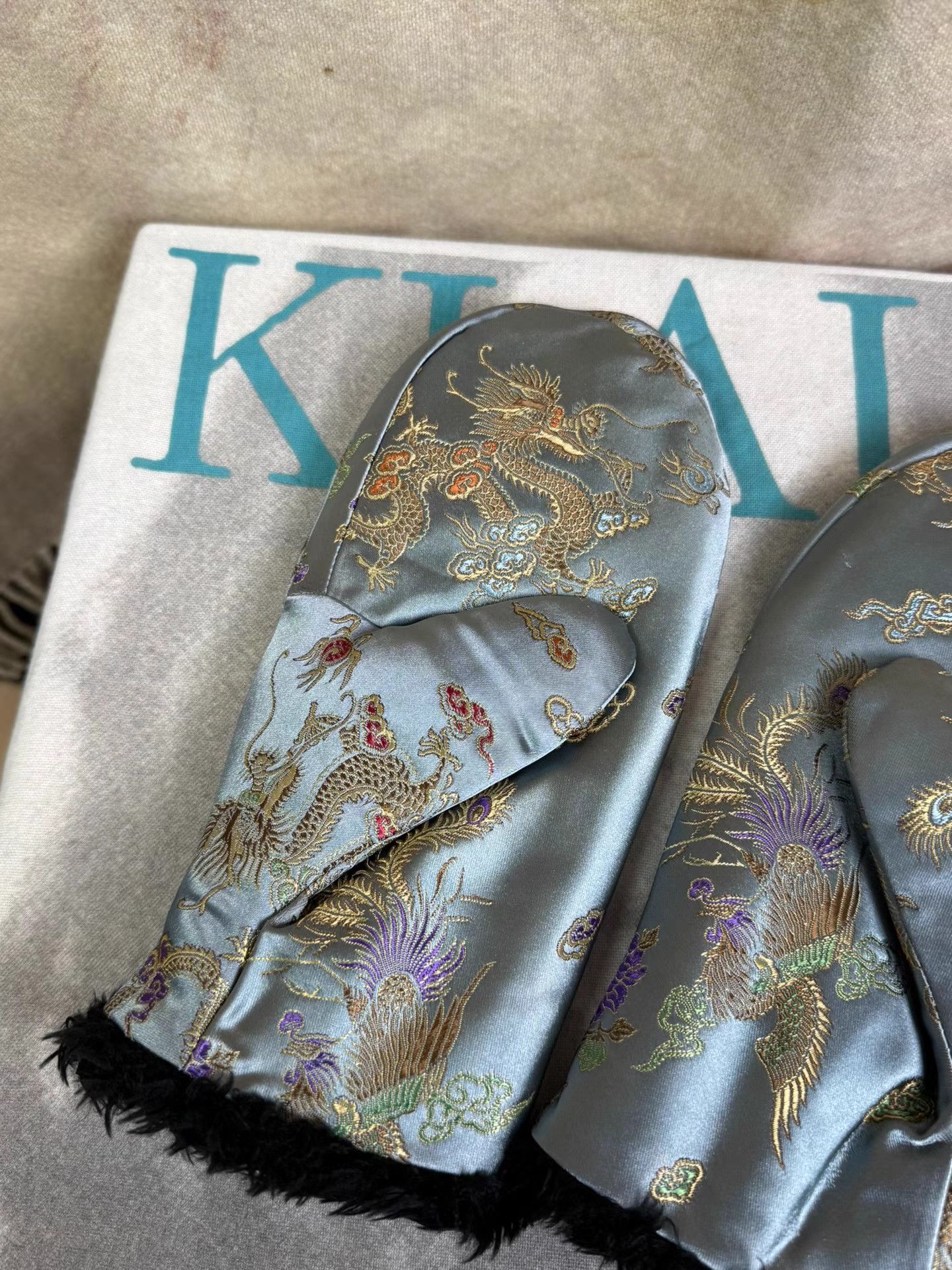 Undercover UNDERCOVER Court Dragon & Phoenix Embroidered Gloves K20 Size ONE SIZE - 5 Thumbnail