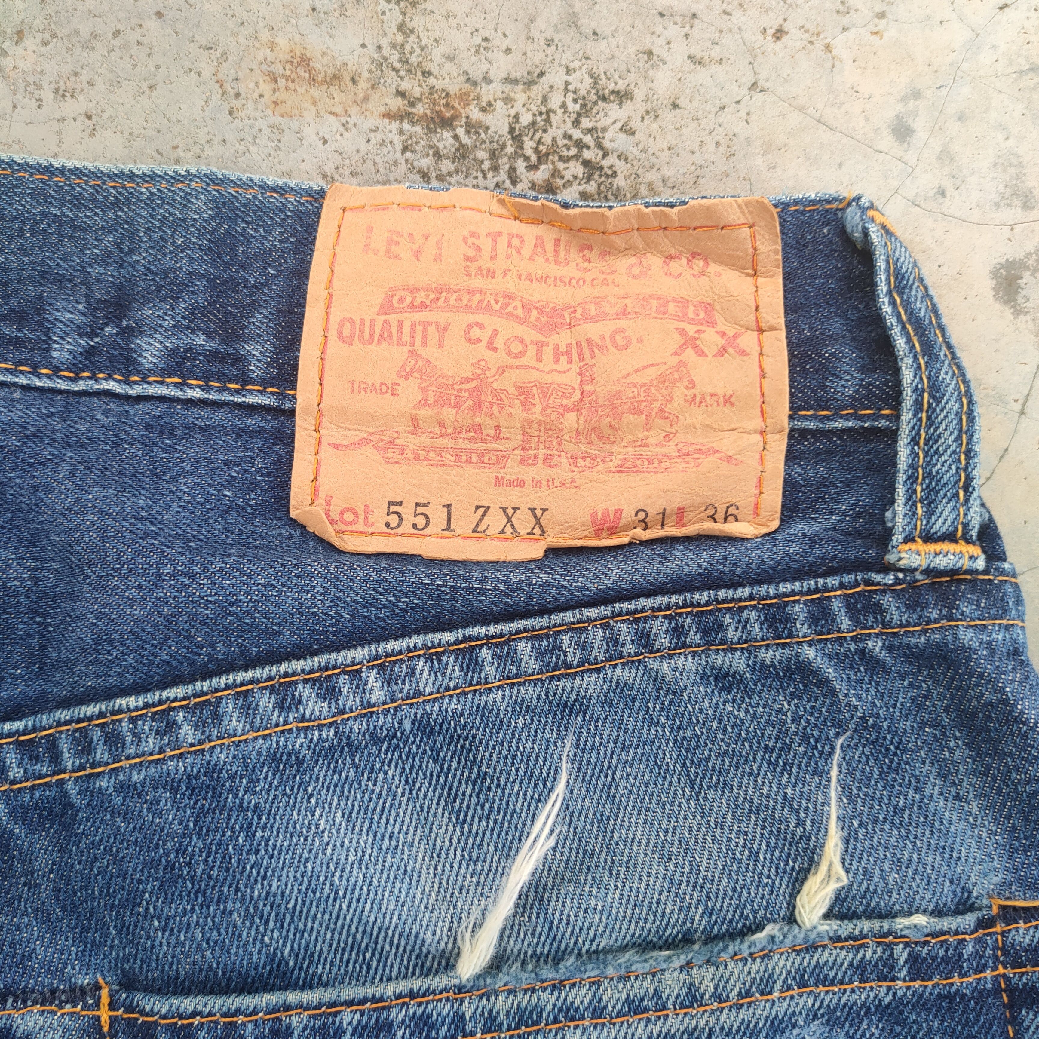 Levi's Vintage Clothing W30 VINTAGE 98' LEVI'S BIG E FADED REDLINE RIPPED JEANS PANT Size US 30 / EU 46 - 13 Thumbnail