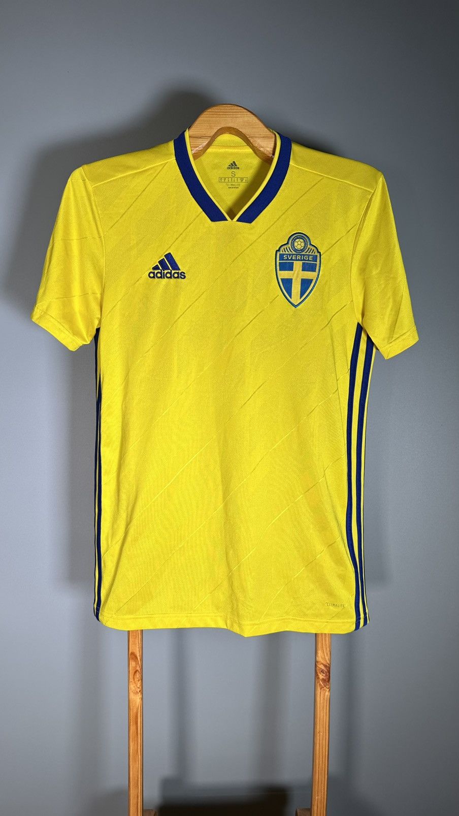 Vintage Sweden Home Football Shirt 2017/19 Adults small Adidas Size US S / EU 44-46 / 1 - 2 Thumbnail