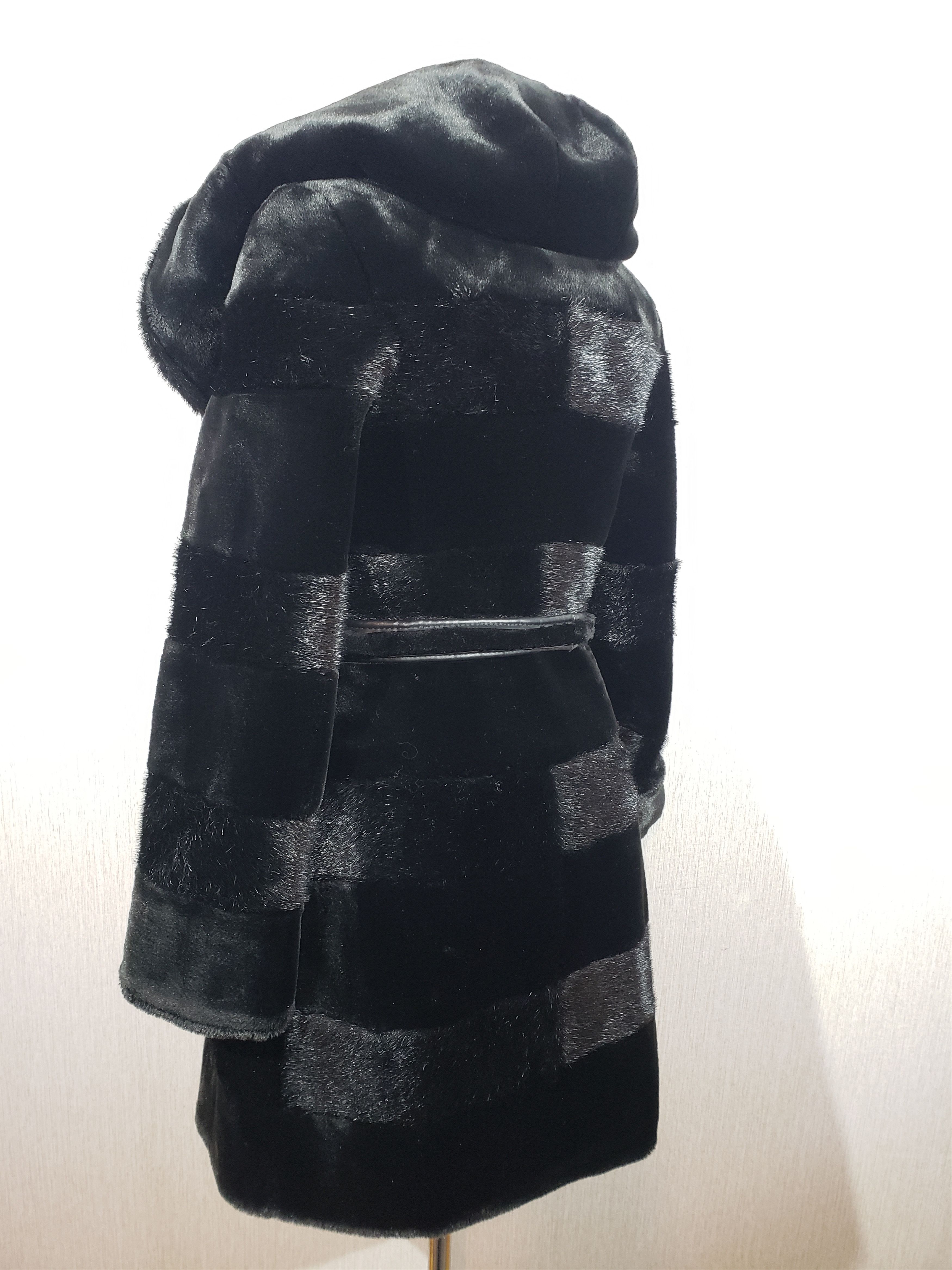 Other Women's fur coat made of warm, reliable faux fur. Size S / US 4 / IT 40 - 6 Thumbnail