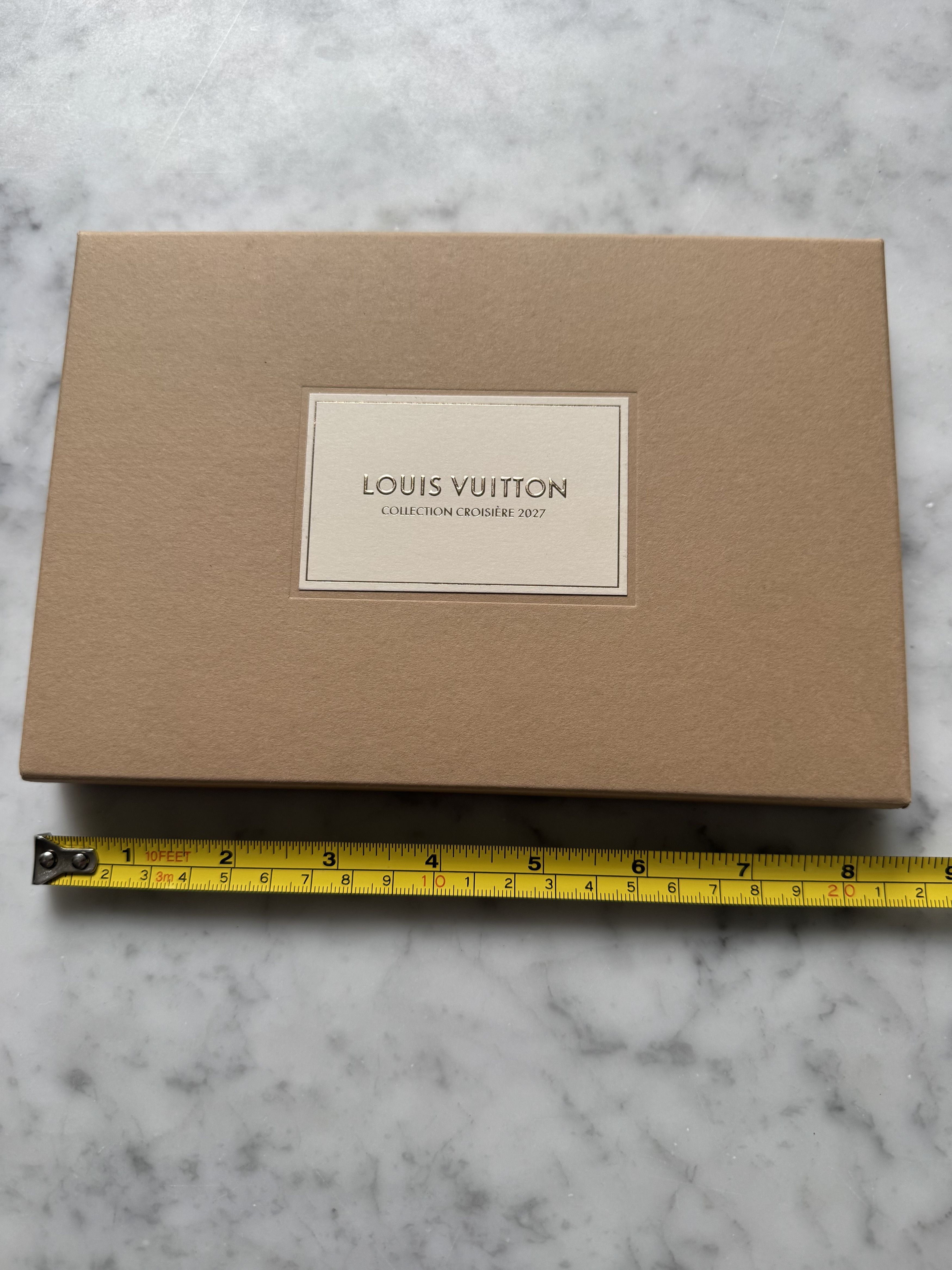 Louis Vuitton Louis Vuitton New York City Guide Book Size ONE SIZE - 9 Thumbnail