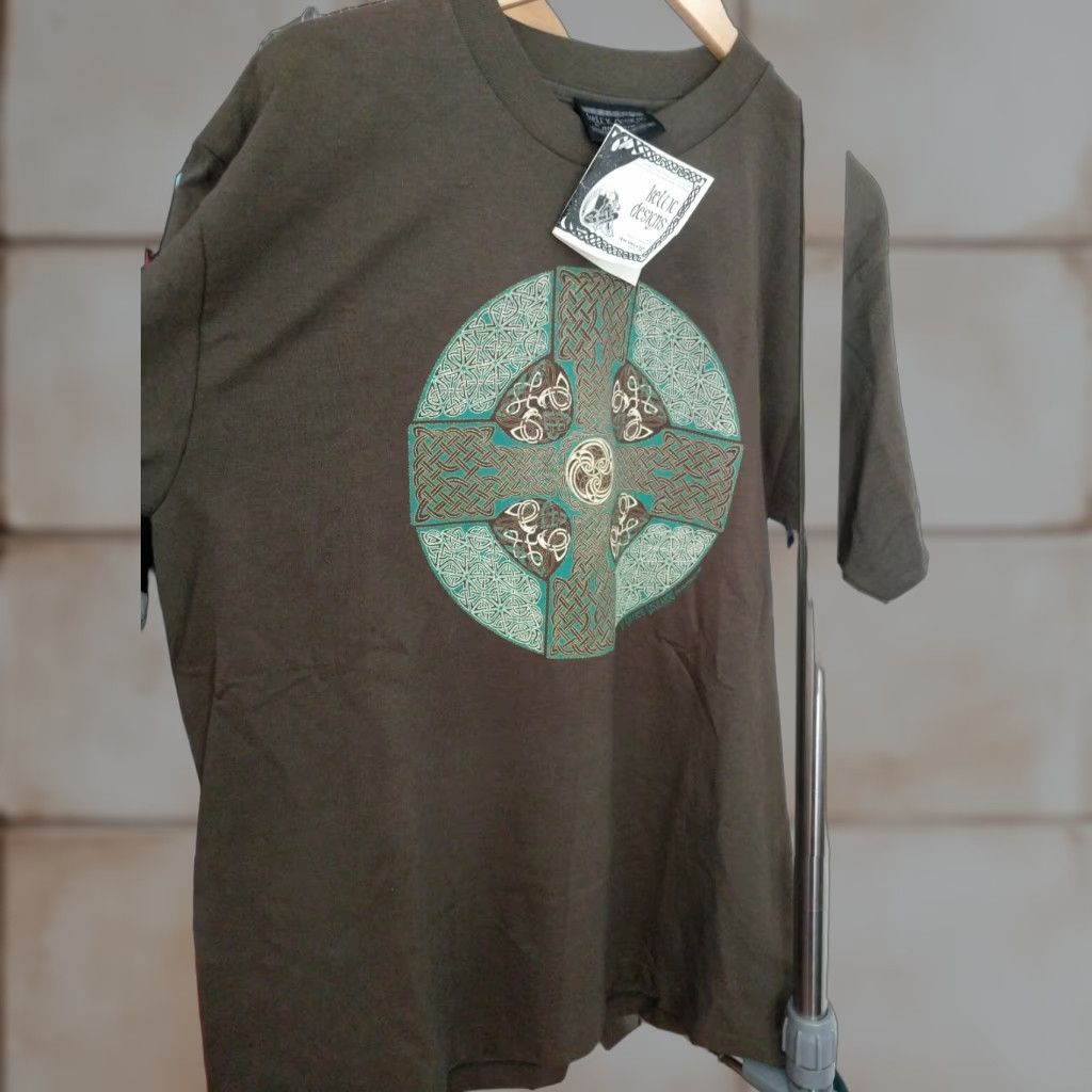 Vintage New Keltic CELTIC CROSS wheel Cross South Wales Large deadstock dated 1999 T-Shirt Men L Brown Graphic Tee Vintage No Size US L / EU 52-54 / 3 - 1 Thumbnail