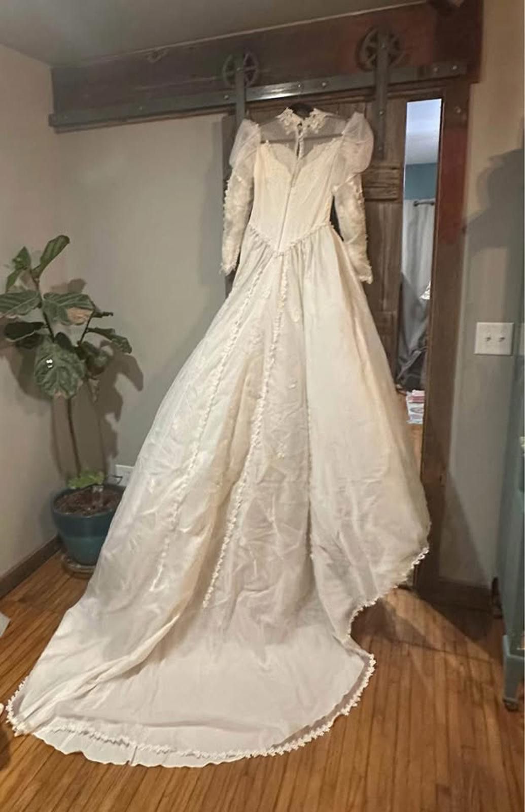 Unknown London Vintage White Long Sleeve Wedding Dress with Lace Details Size M / US 6-8 / IT 42-44 - 2 Thumbnail