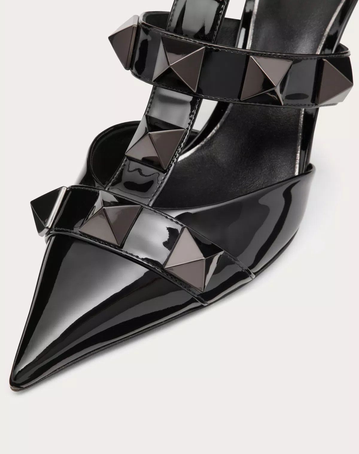 Valentino o1s1wg110625 Roman Stud Pump In Patent Leather in Black Size US 7.5 / IT 37.5 - 5 Thumbnail
